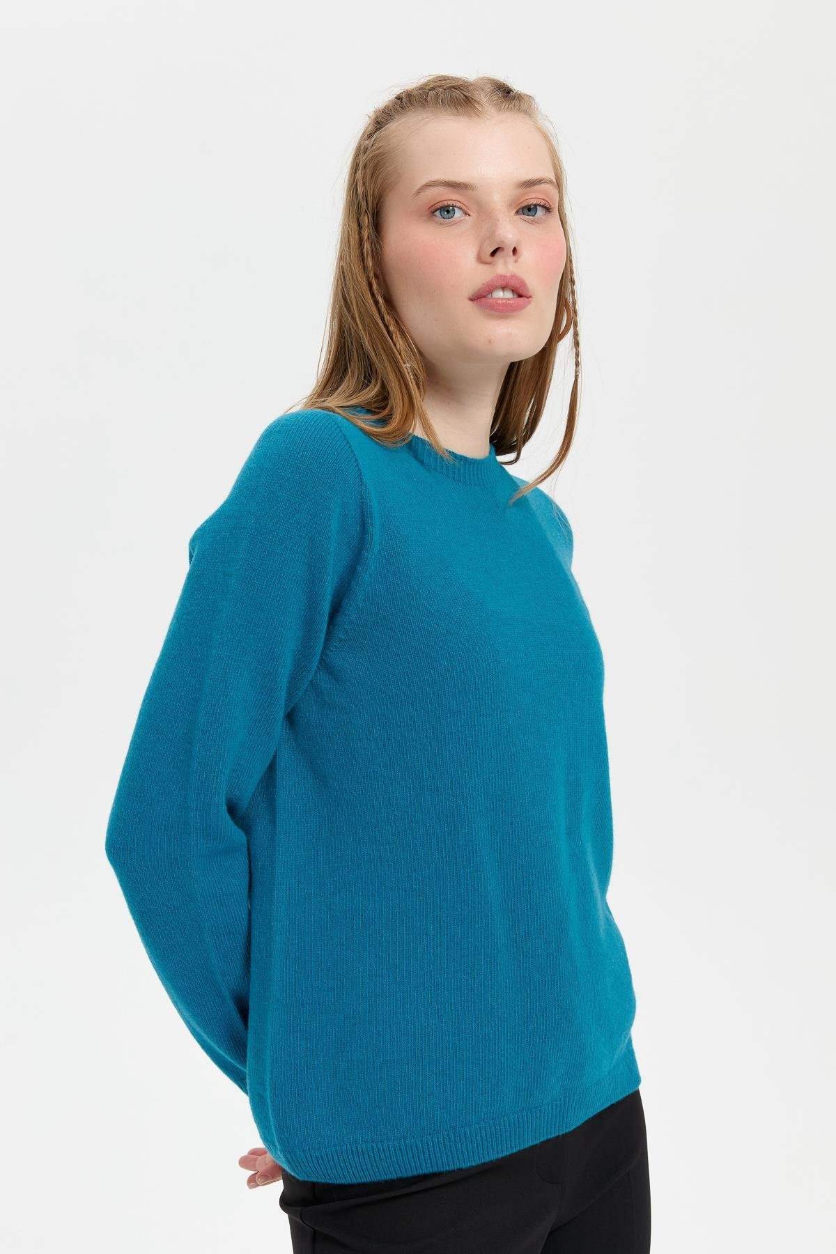 23163Kadın Sıfır Yaka Klasik Yün Kazak A.Petrol