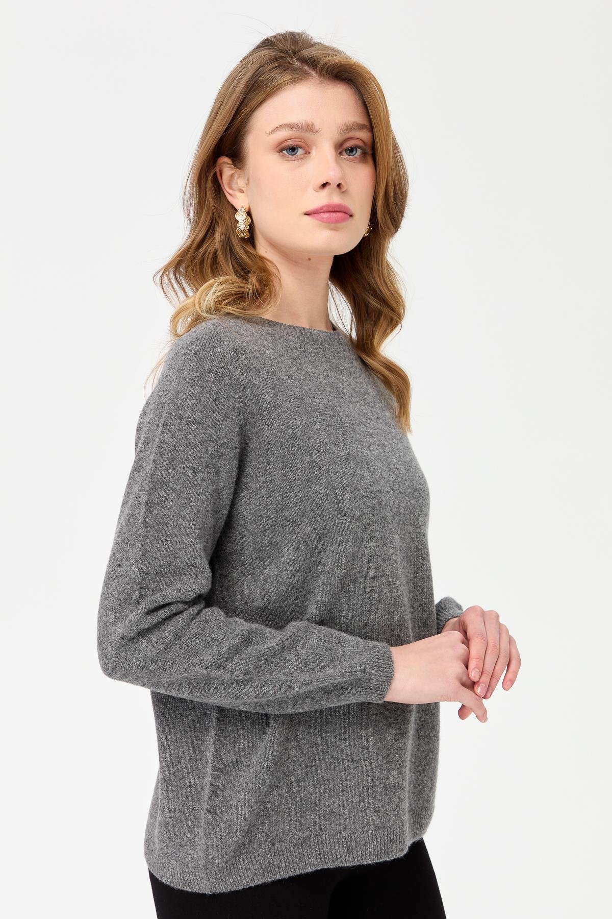 23163Kadın Sıfır Yaka Klasik Yün Kazak Füme