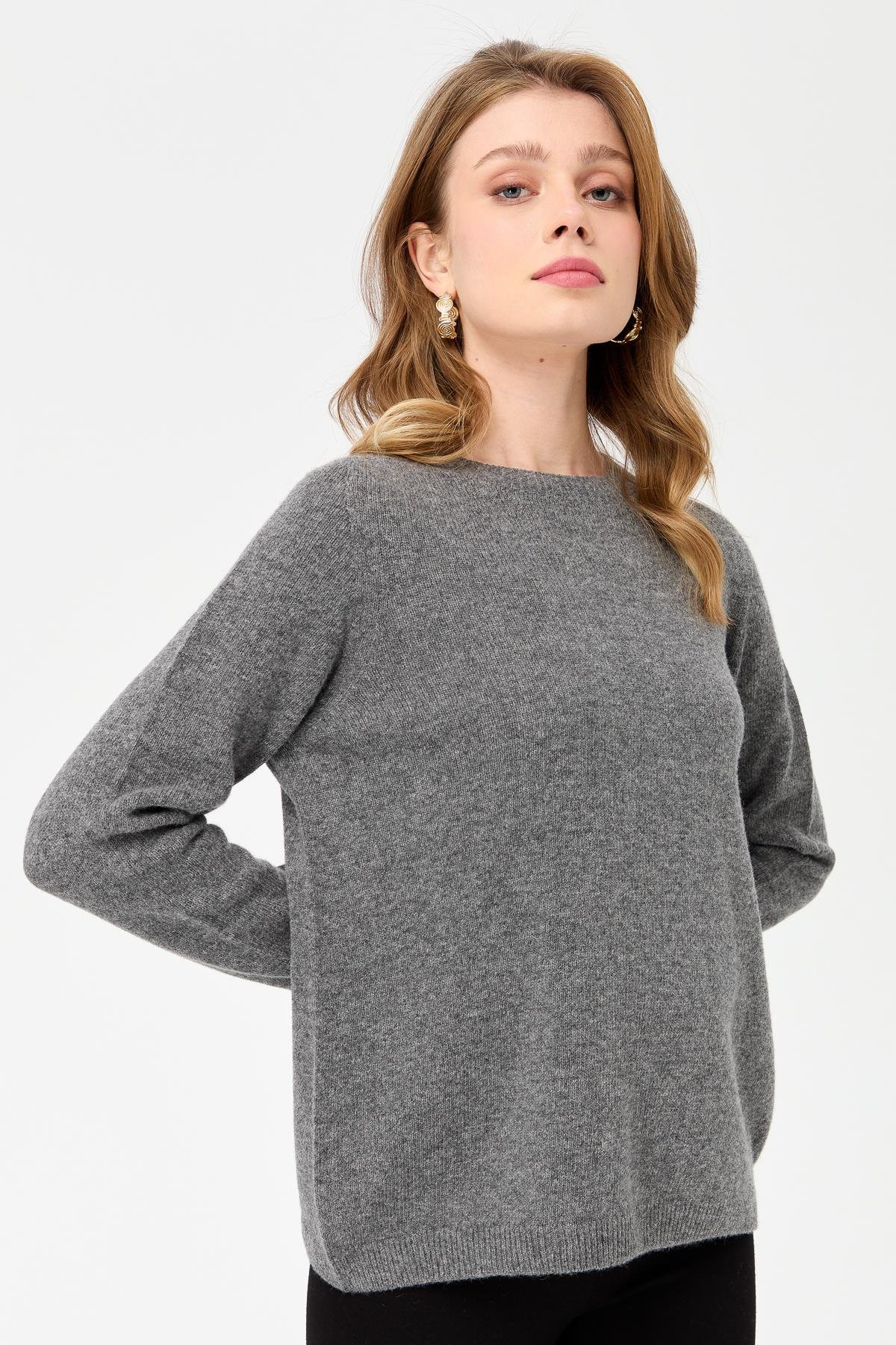 23163Kadın Sıfır Yaka Klasik Yün Kazak Füme