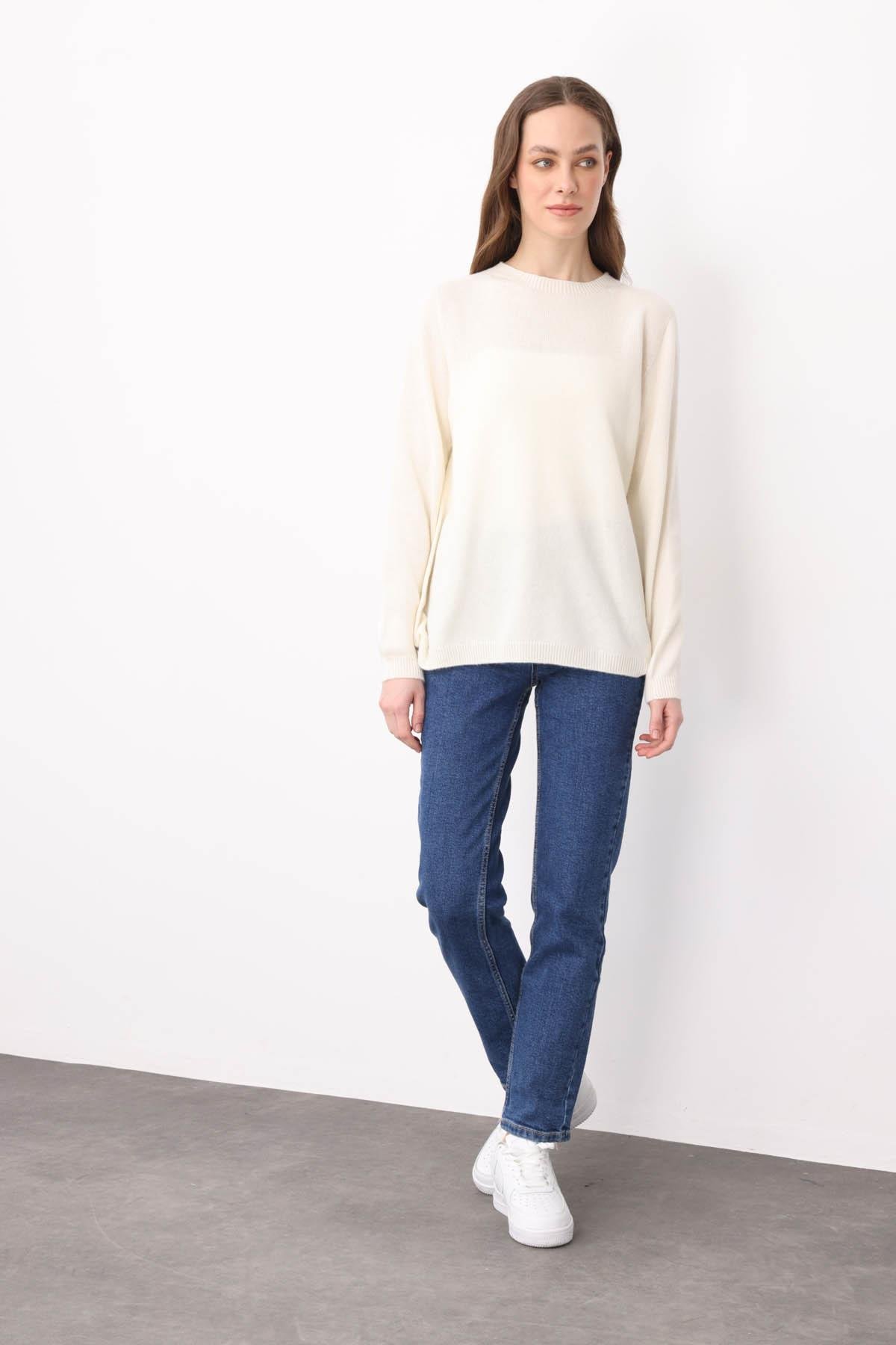 23163Kadın Sıfır Yaka Klasik Yün Kazak Kemik