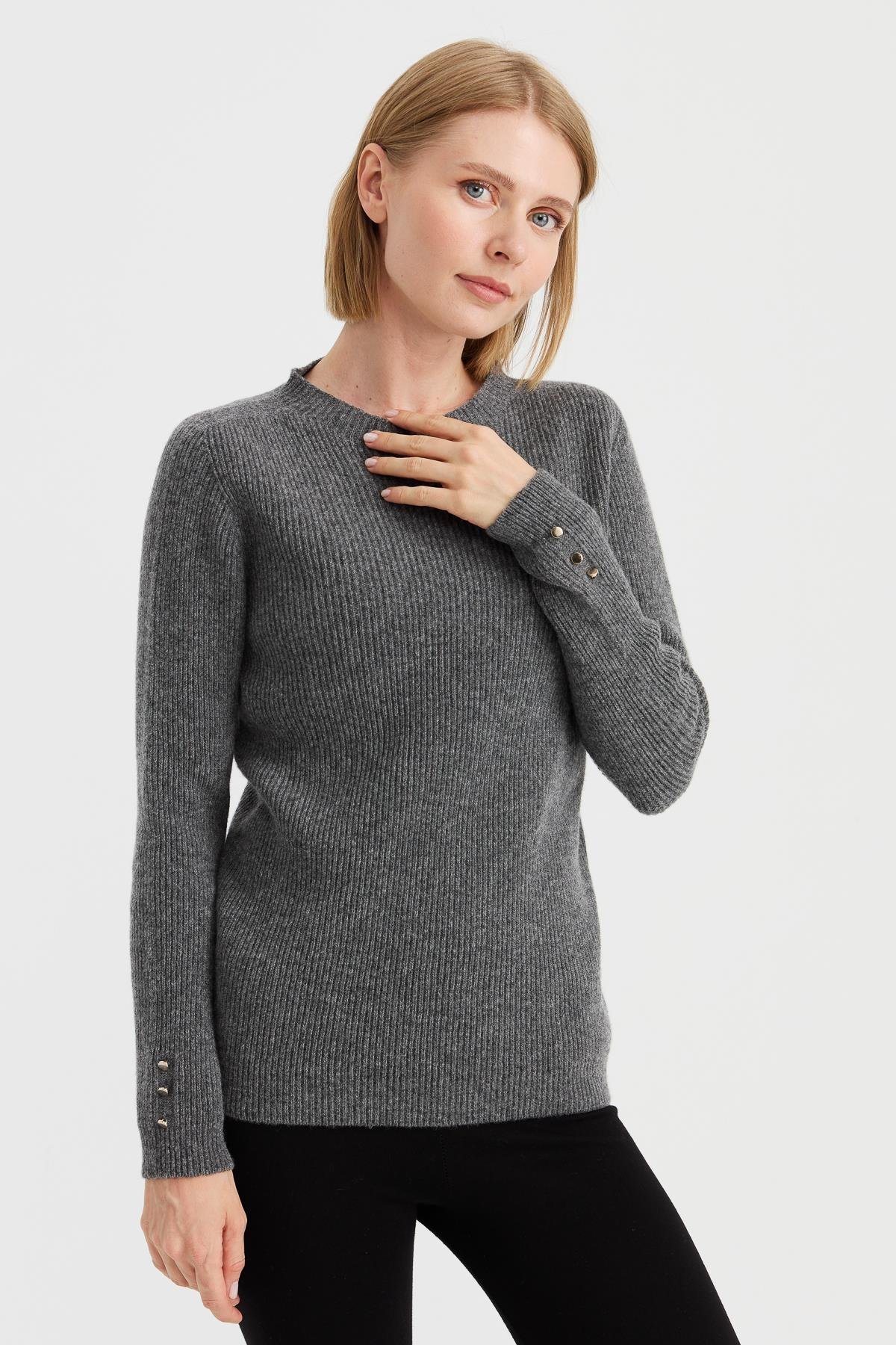 23158Kadın Sıfır Yaka Kol Ucu Düğmeli Yün Kazak Füme