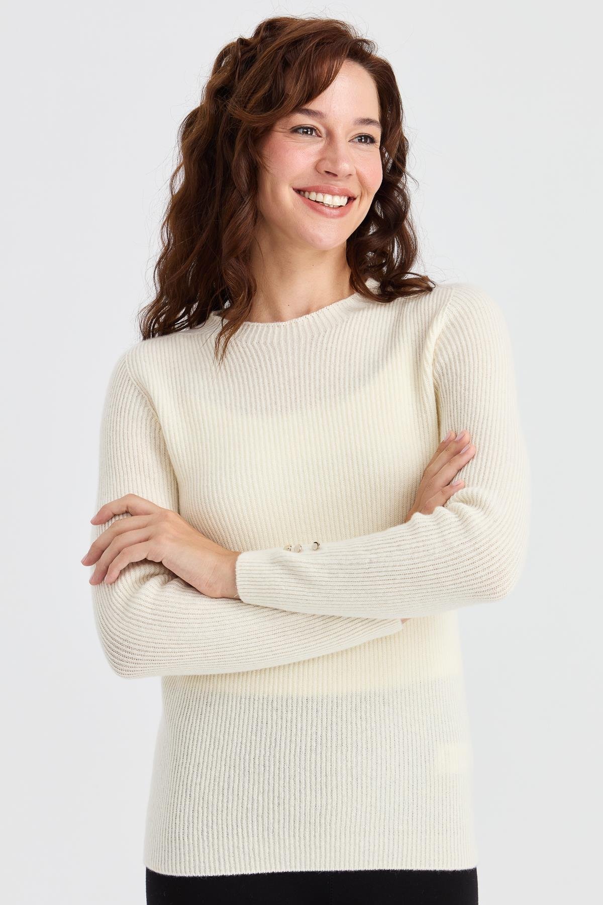 23158Kadın Sıfır Yaka Kol Ucu Düğmeli Yün Kazak Kemik