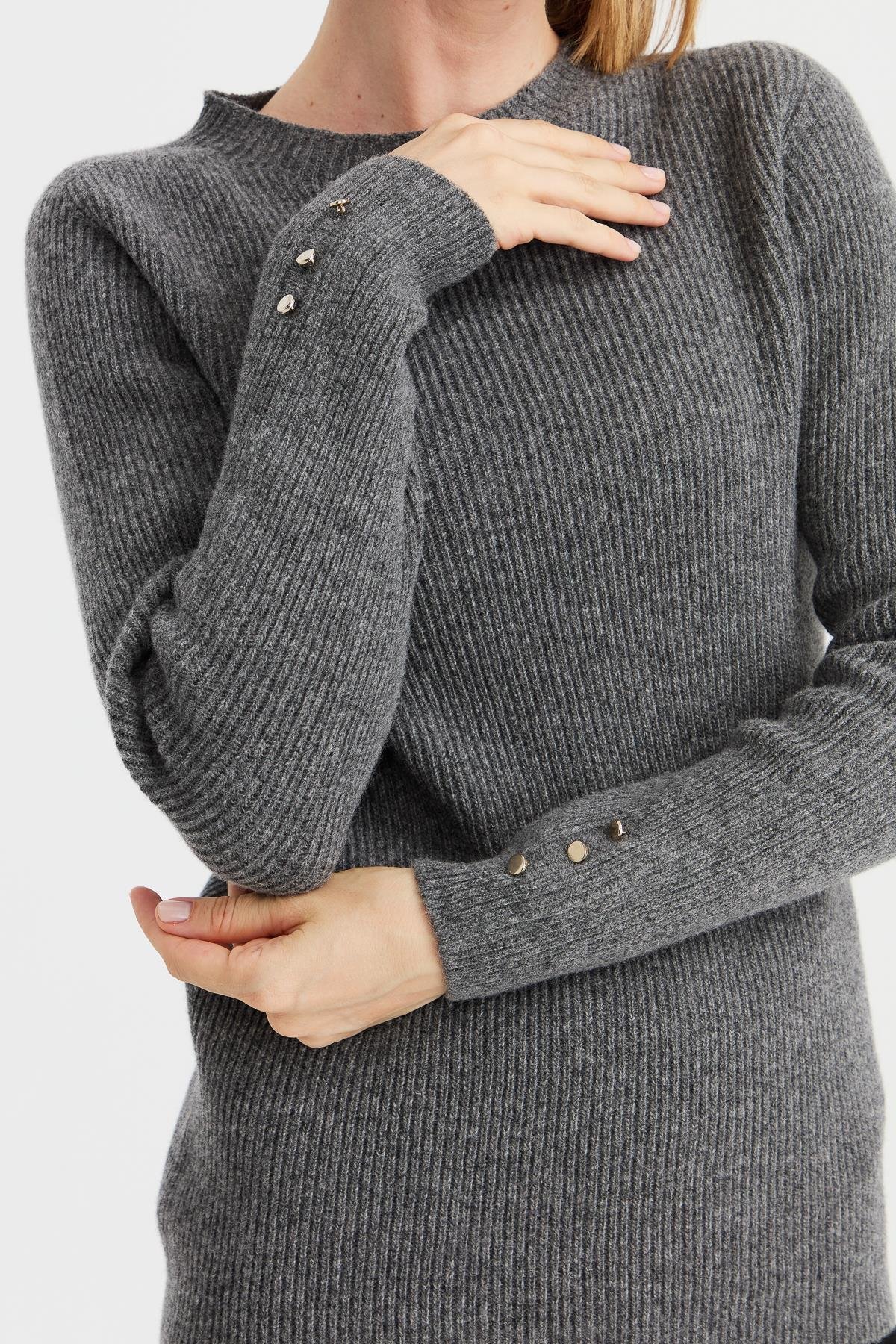 23158Kadın Sıfır Yaka Kol Ucu Düğmeli Yün Kazak Füme