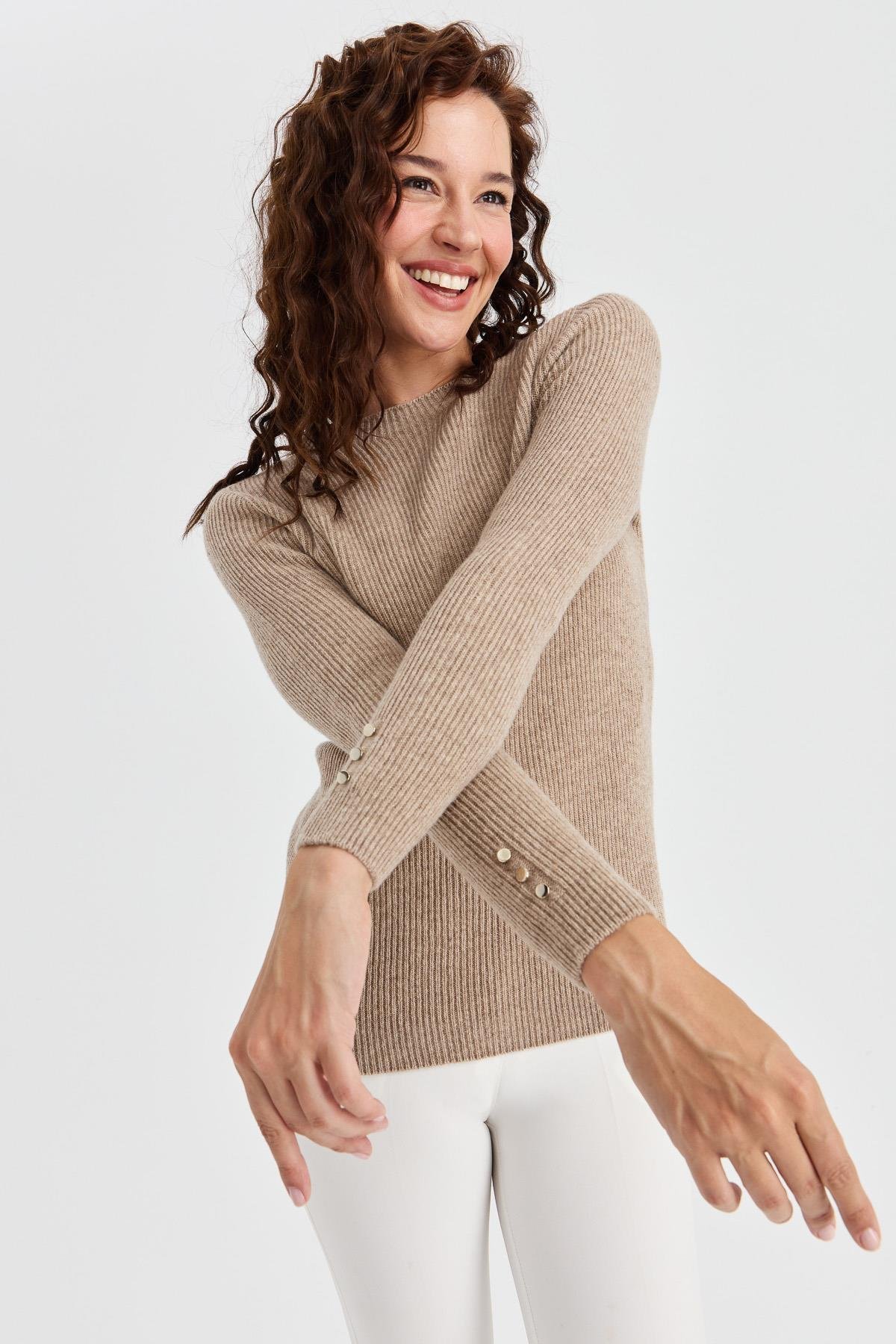 23158Kadın Sıfır Yaka Kol Ucu Düğmeli Yün Kazak K.Bej