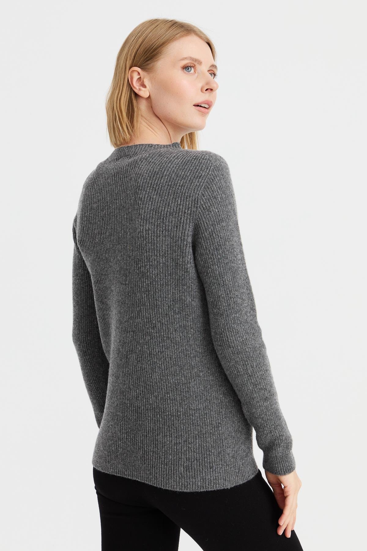 23158Kadın Sıfır Yaka Kol Ucu Düğmeli Yün Kazak Füme