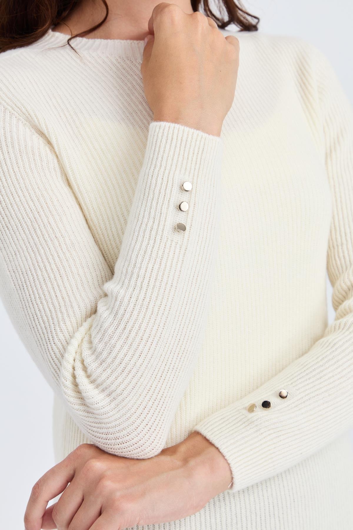 23158Kadın Sıfır Yaka Kol Ucu Düğmeli Yün Kazak Kemik