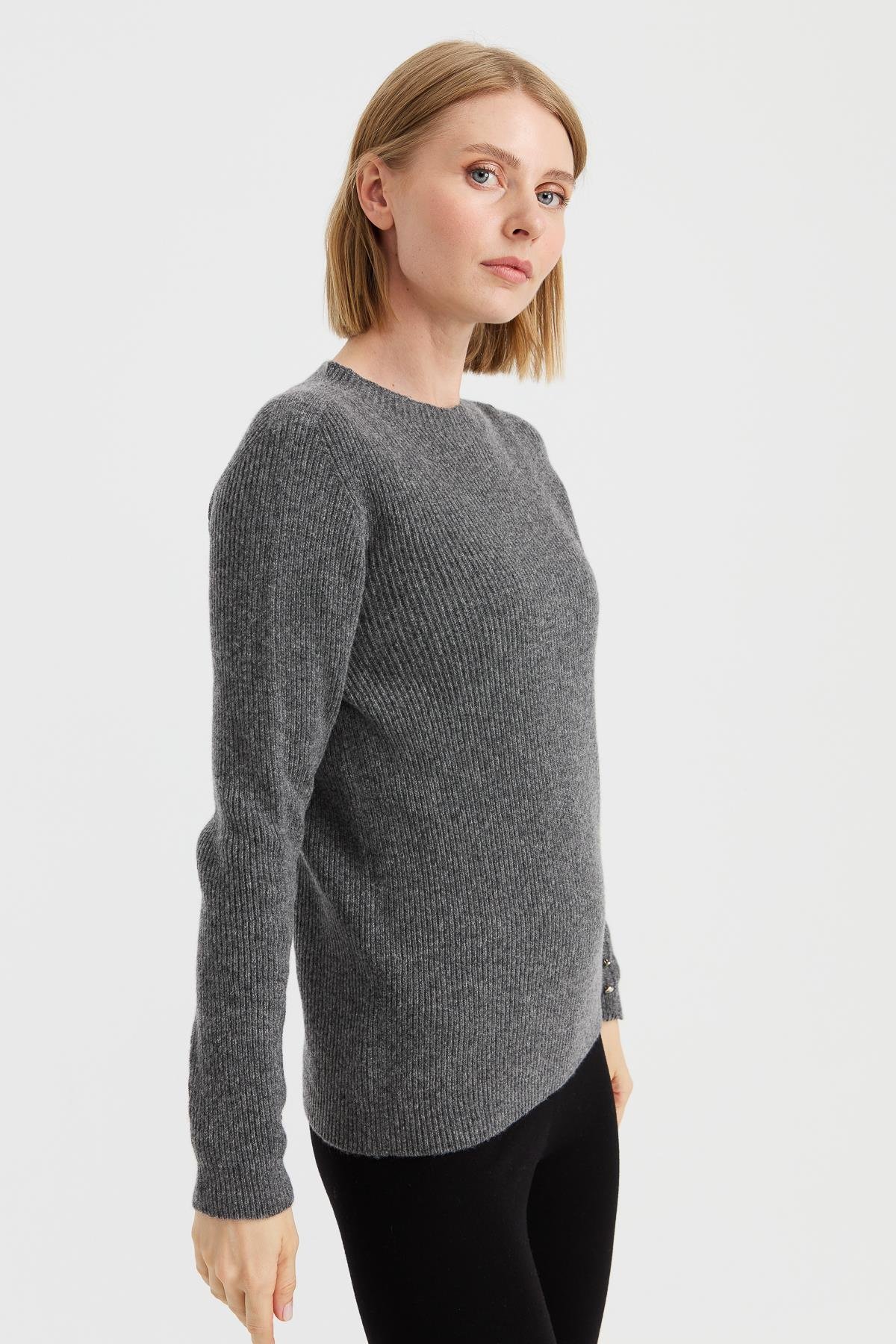 23158Kadın Sıfır Yaka Kol Ucu Düğmeli Yün Kazak Füme