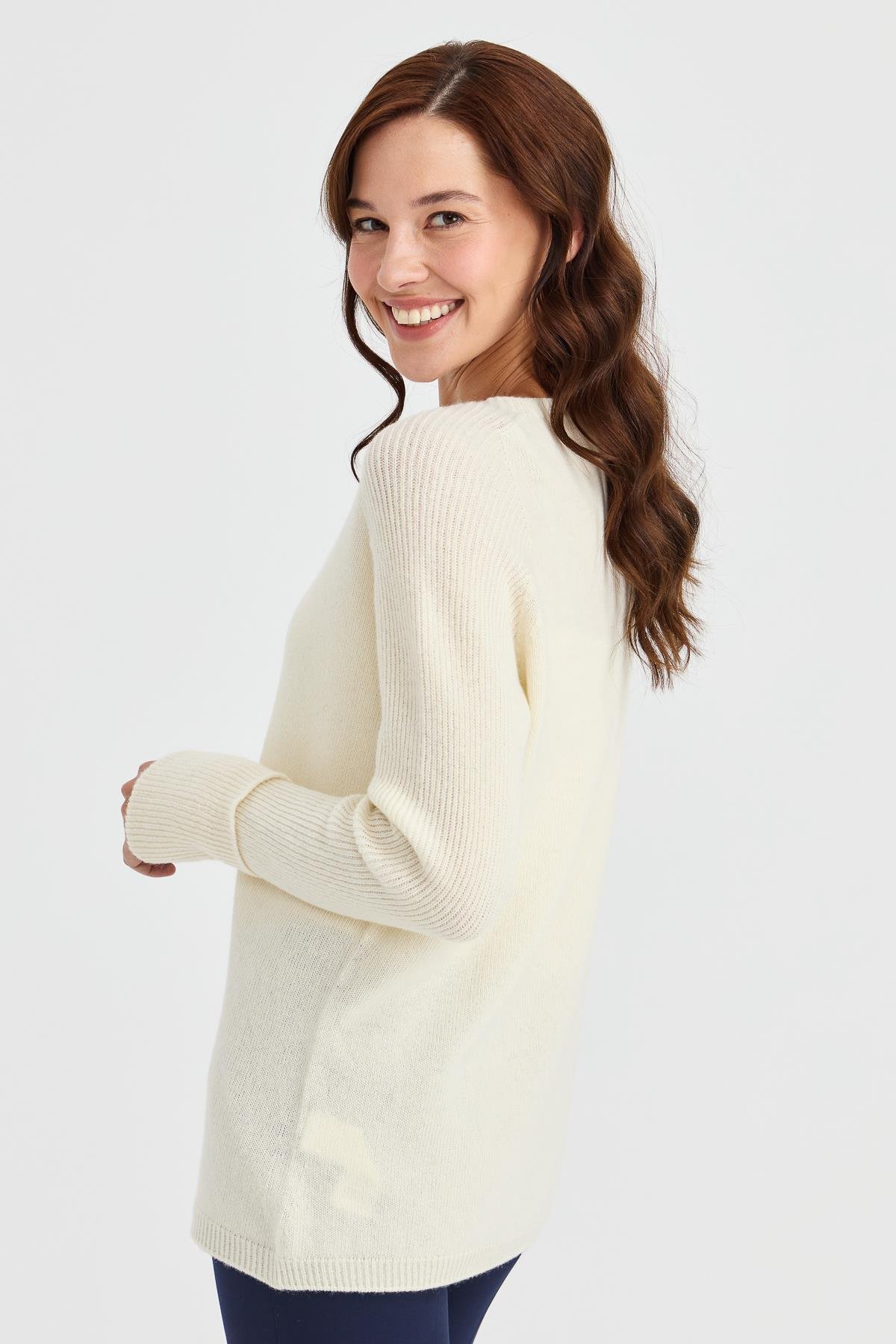 22000Kadın Sıfır Yaka Kolları Yırtmaçlı Kazak Kemik