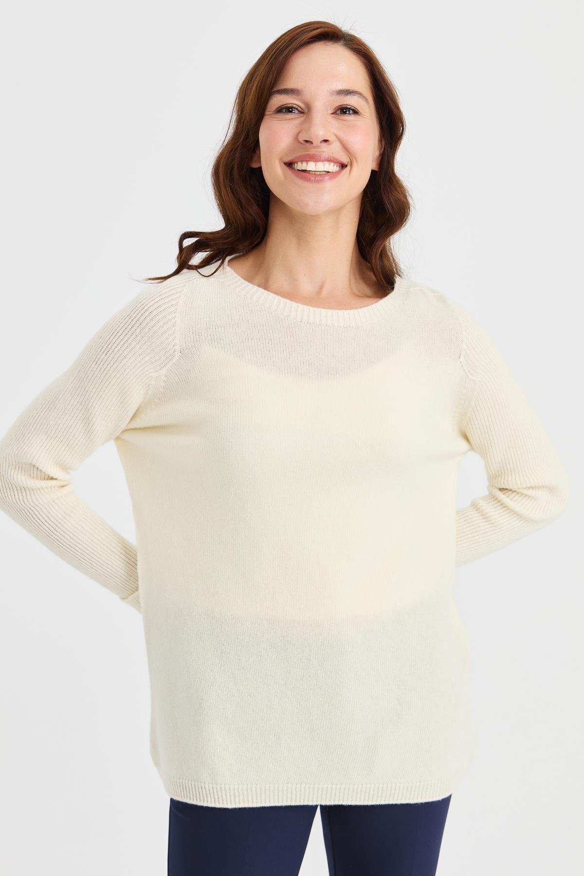 22000Kadın Sıfır Yaka Kolları Yırtmaçlı Kazak Kemik