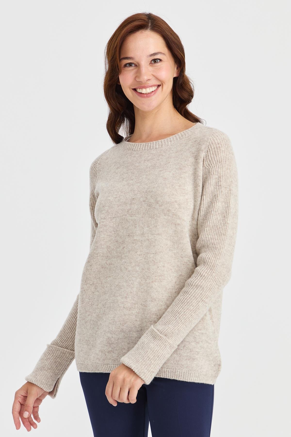 22000Kadın Sıfır Yaka Kolları Yırtmaçlı Kazak V.Bej