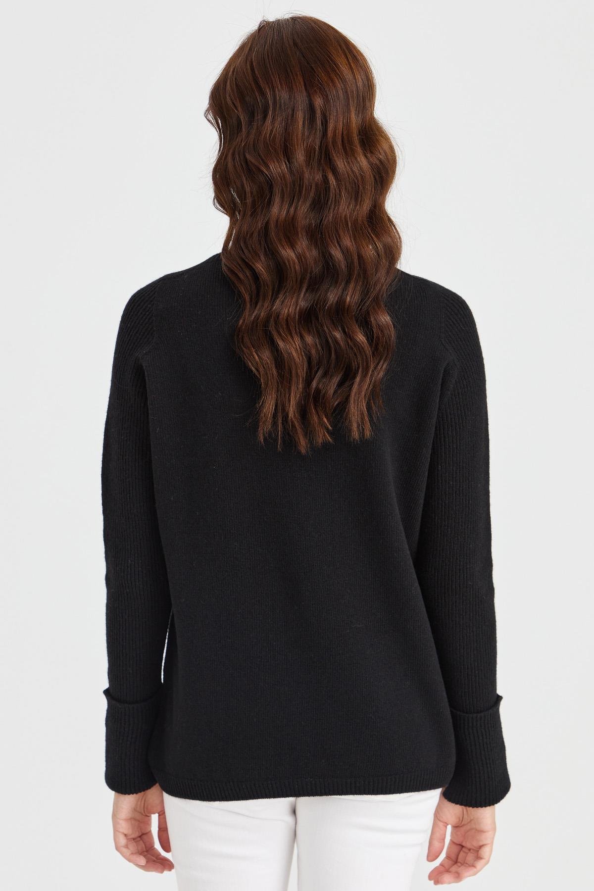 22000Kadın Sıfır Yaka Kolları Yırtmaçlı Kazak Siyah