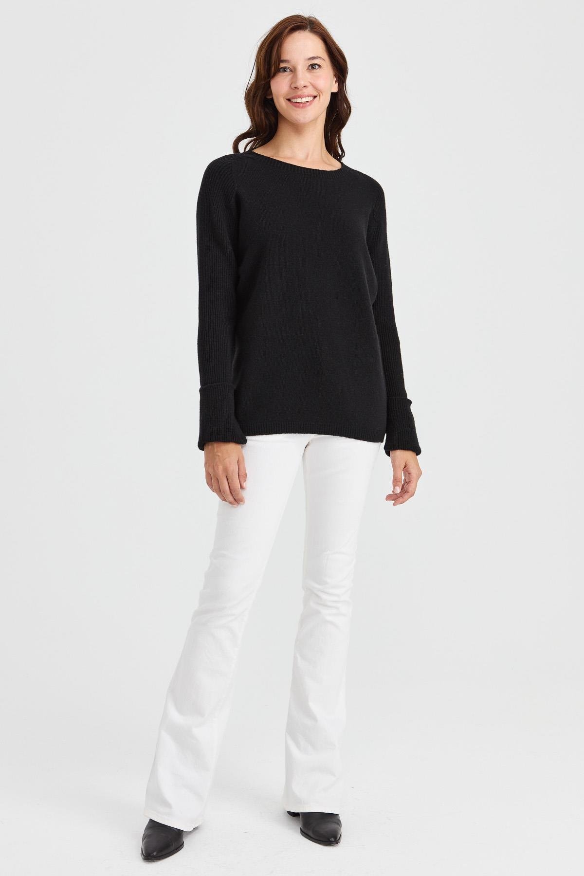 22000Kadın Sıfır Yaka Kolları Yırtmaçlı Kazak Siyah