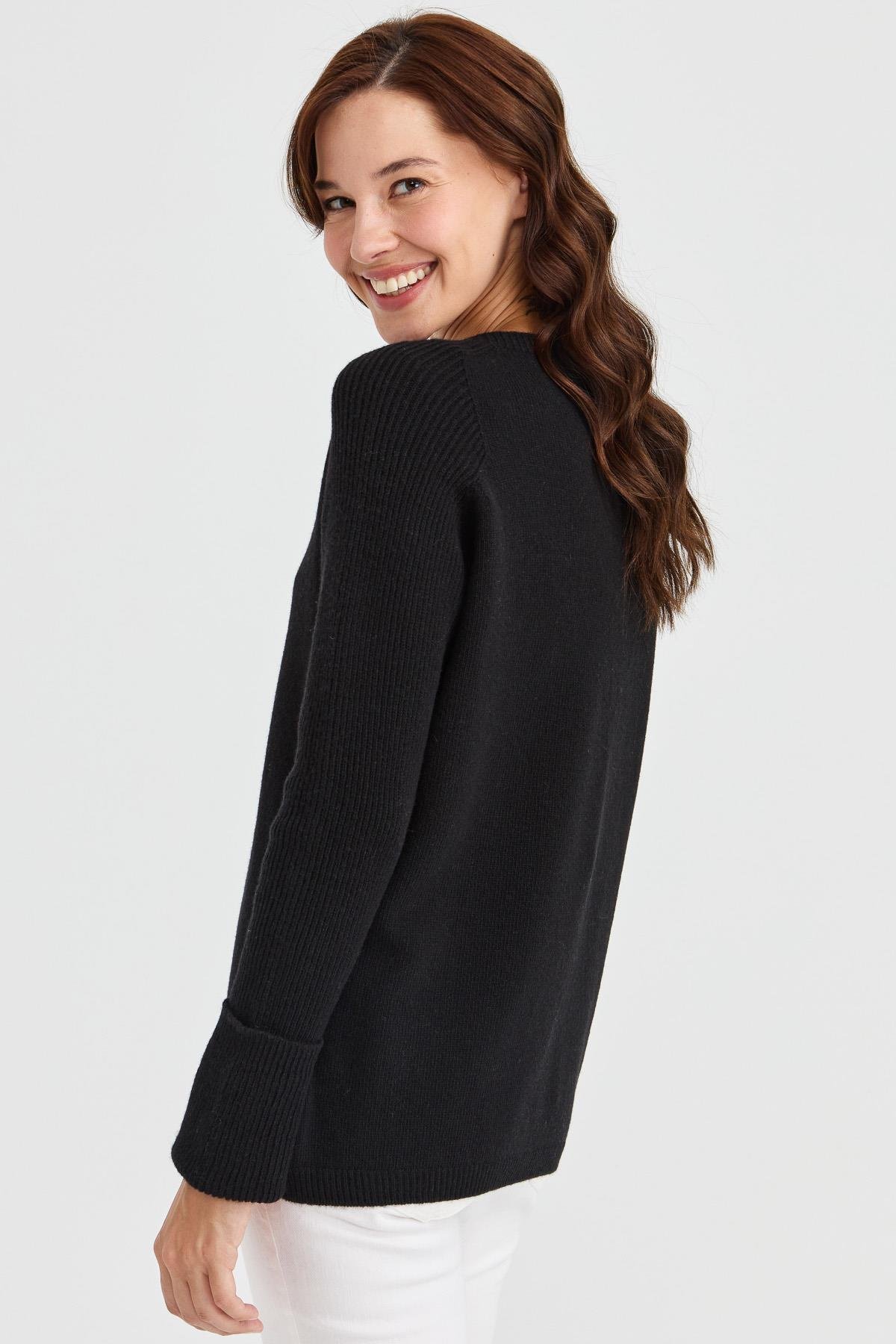 22000Kadın Sıfır Yaka Kolları Yırtmaçlı Kazak Siyah