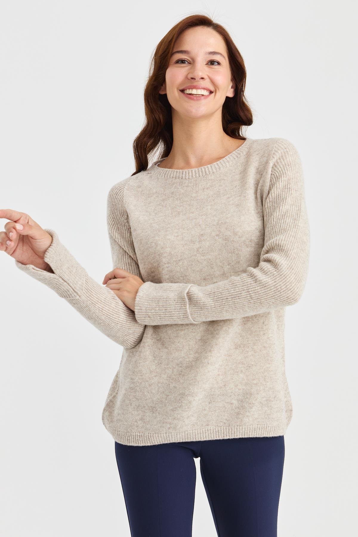 22000Kadın Sıfır Yaka Kolları Yırtmaçlı Kazak V.Bej