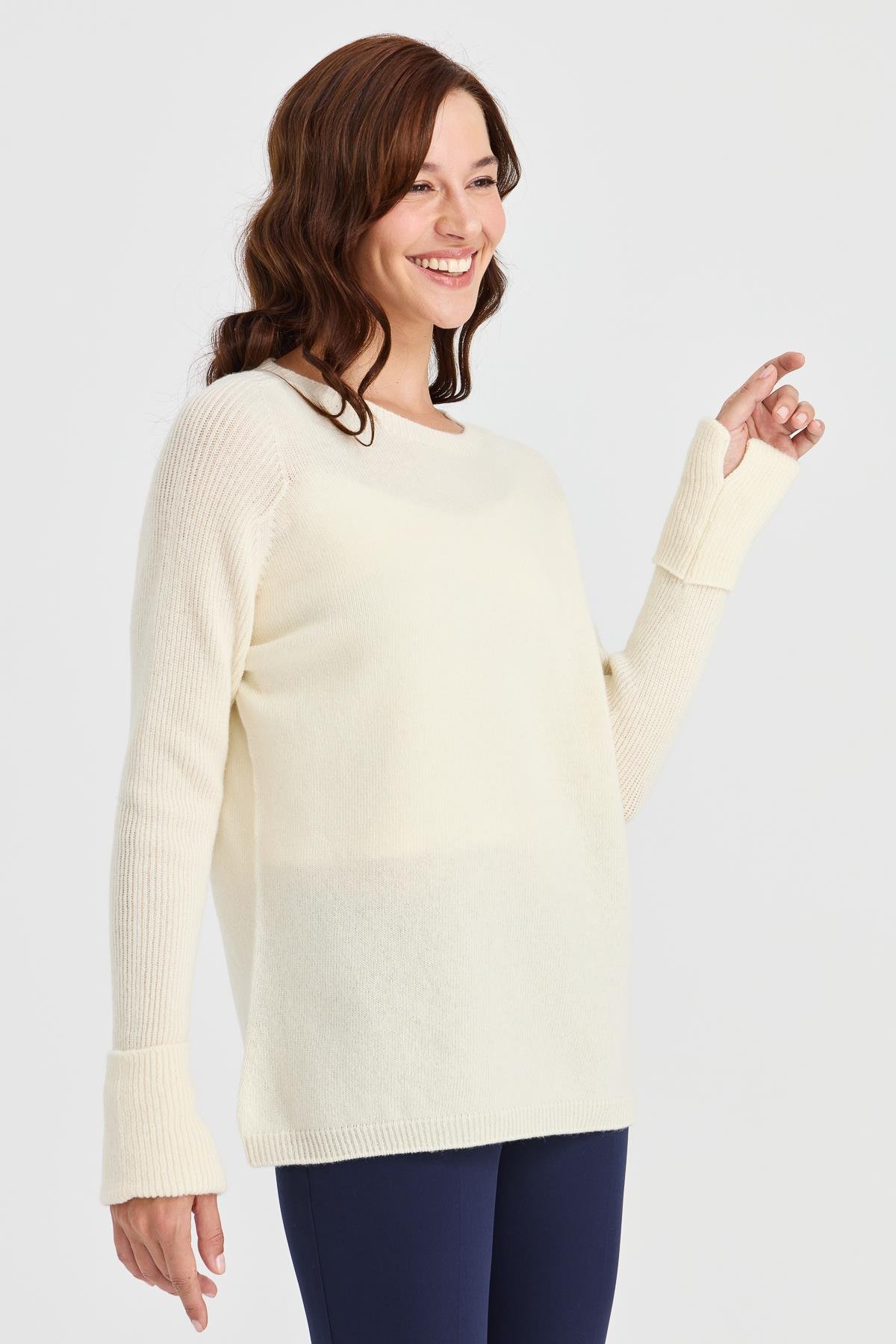 22000Kadın Sıfır Yaka Kolları Yırtmaçlı Kazak Kemik