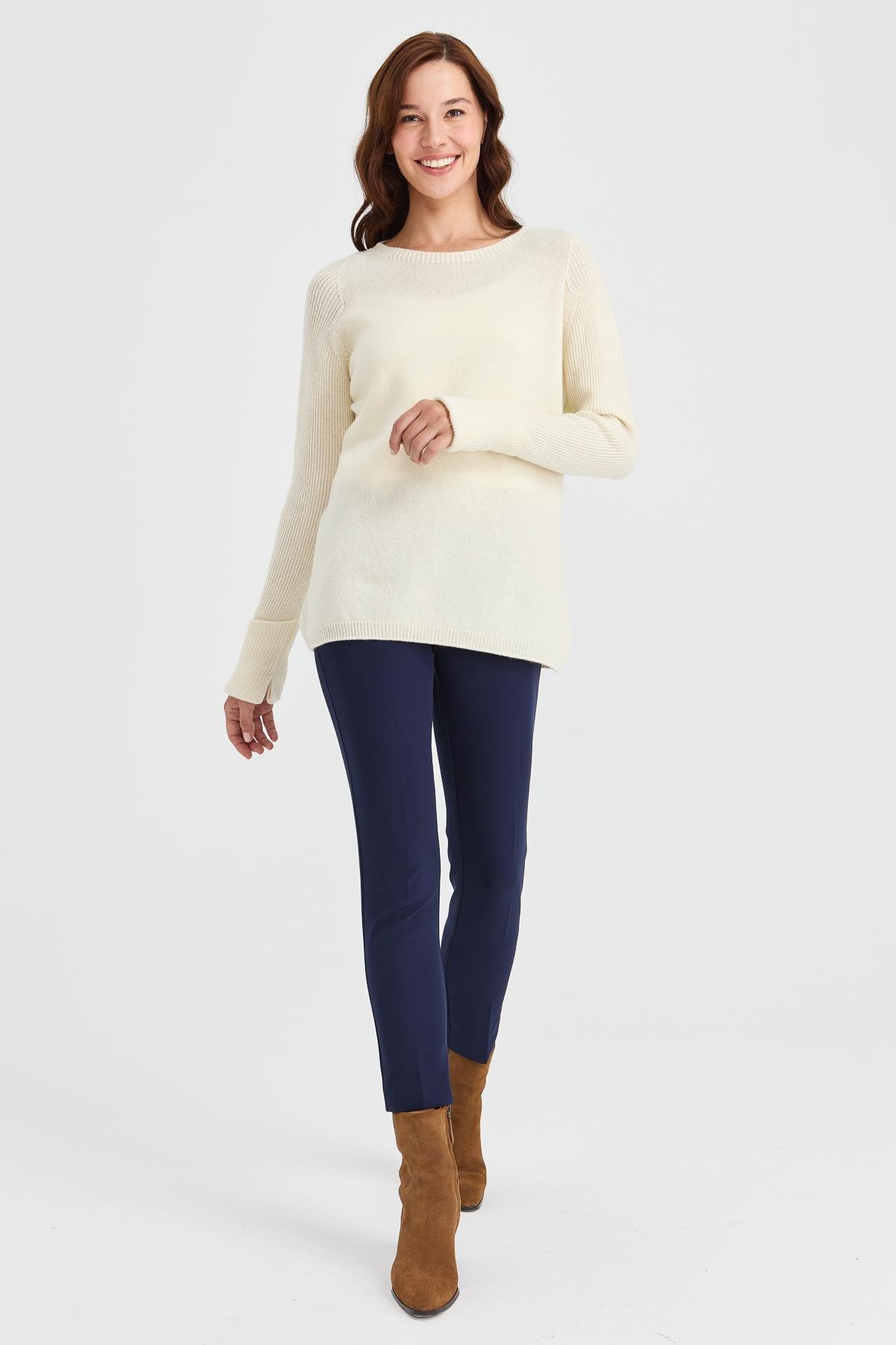 22000Kadın Sıfır Yaka Kolları Yırtmaçlı Kazak Kemik