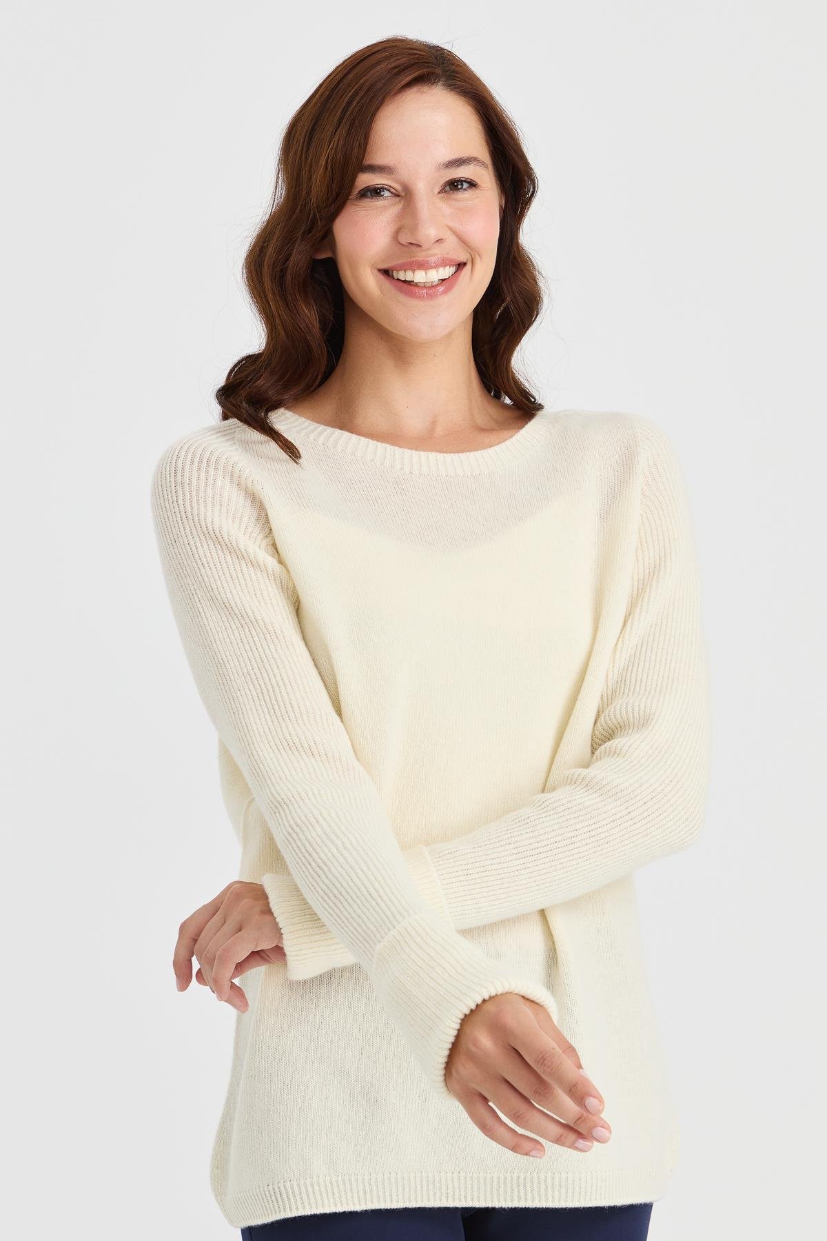 22000Kadın Sıfır Yaka Kolları Yırtmaçlı Kazak Kemik