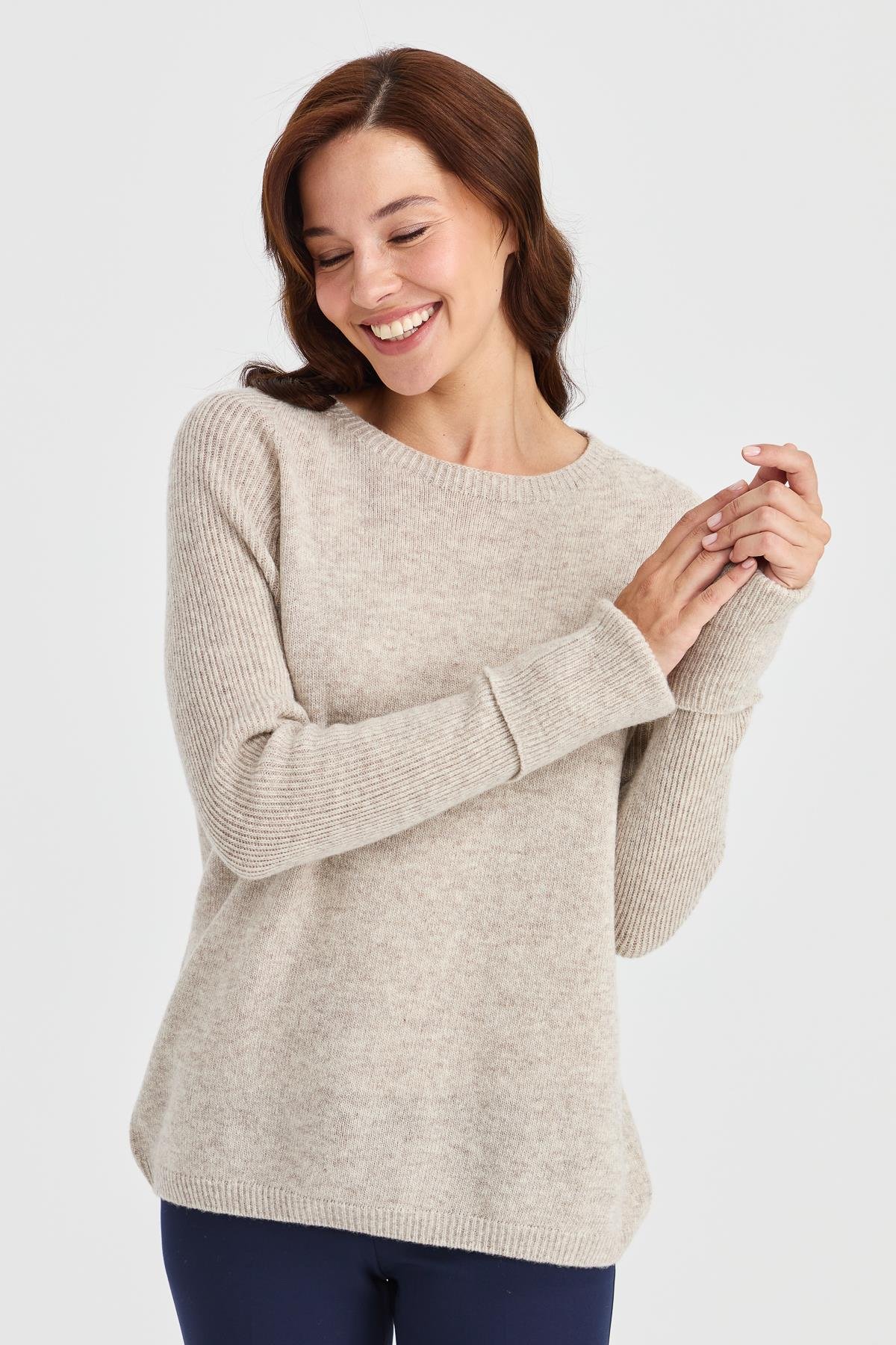 22000Kadın Sıfır Yaka Kolları Yırtmaçlı Kazak V.Bej