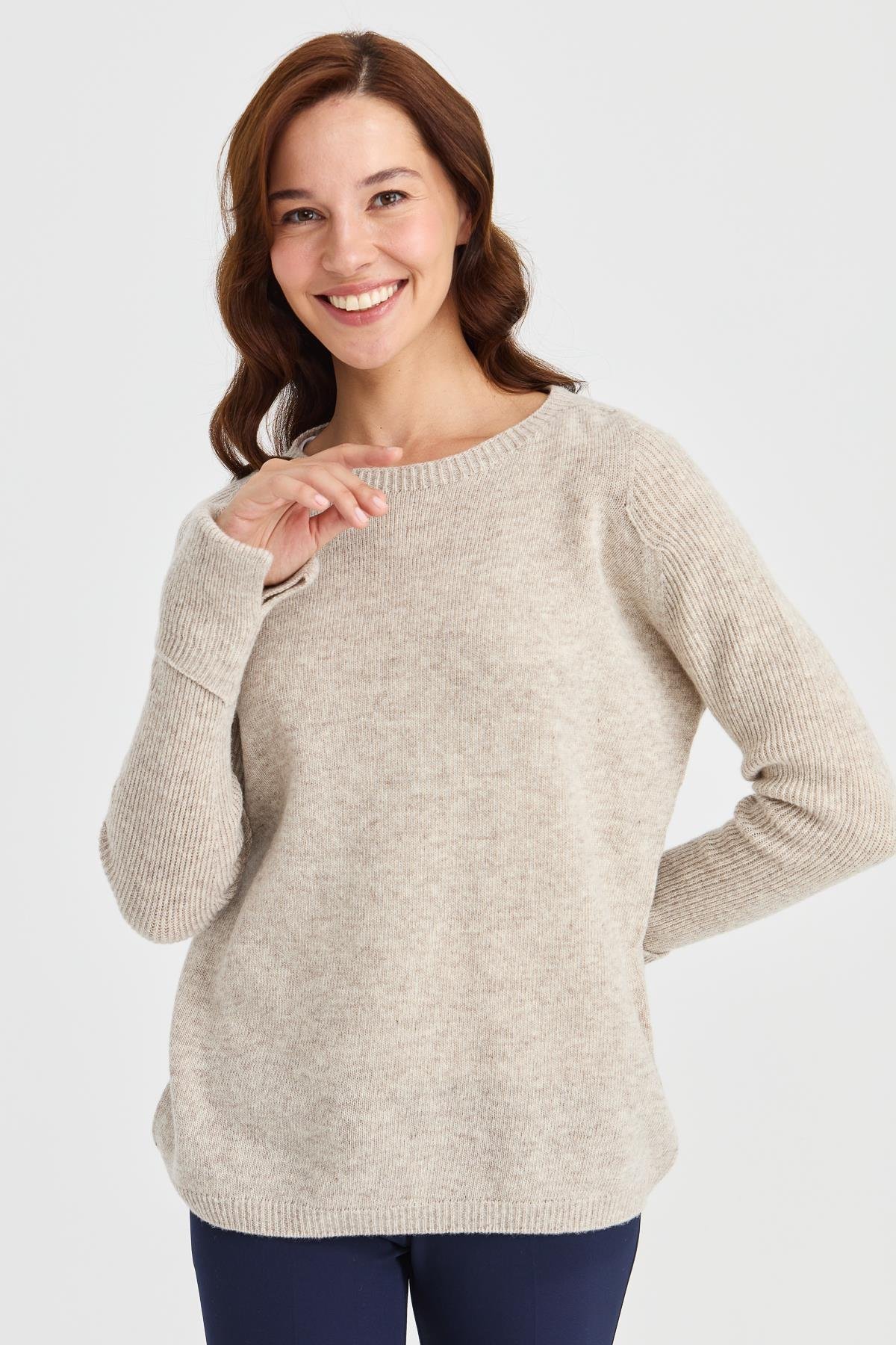 22000Kadın Sıfır Yaka Kolları Yırtmaçlı Kazak V.Bej