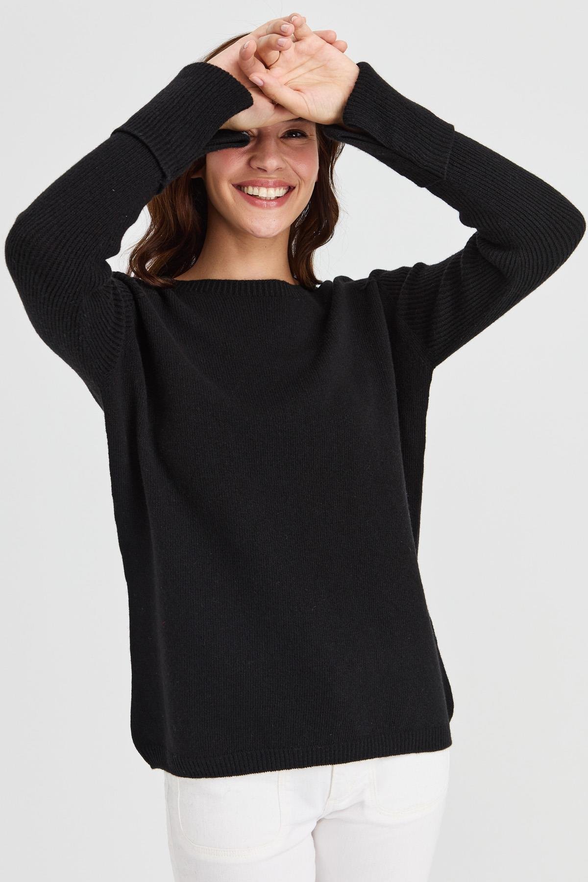 22000Kadın Sıfır Yaka Kolları Yırtmaçlı Kazak Siyah