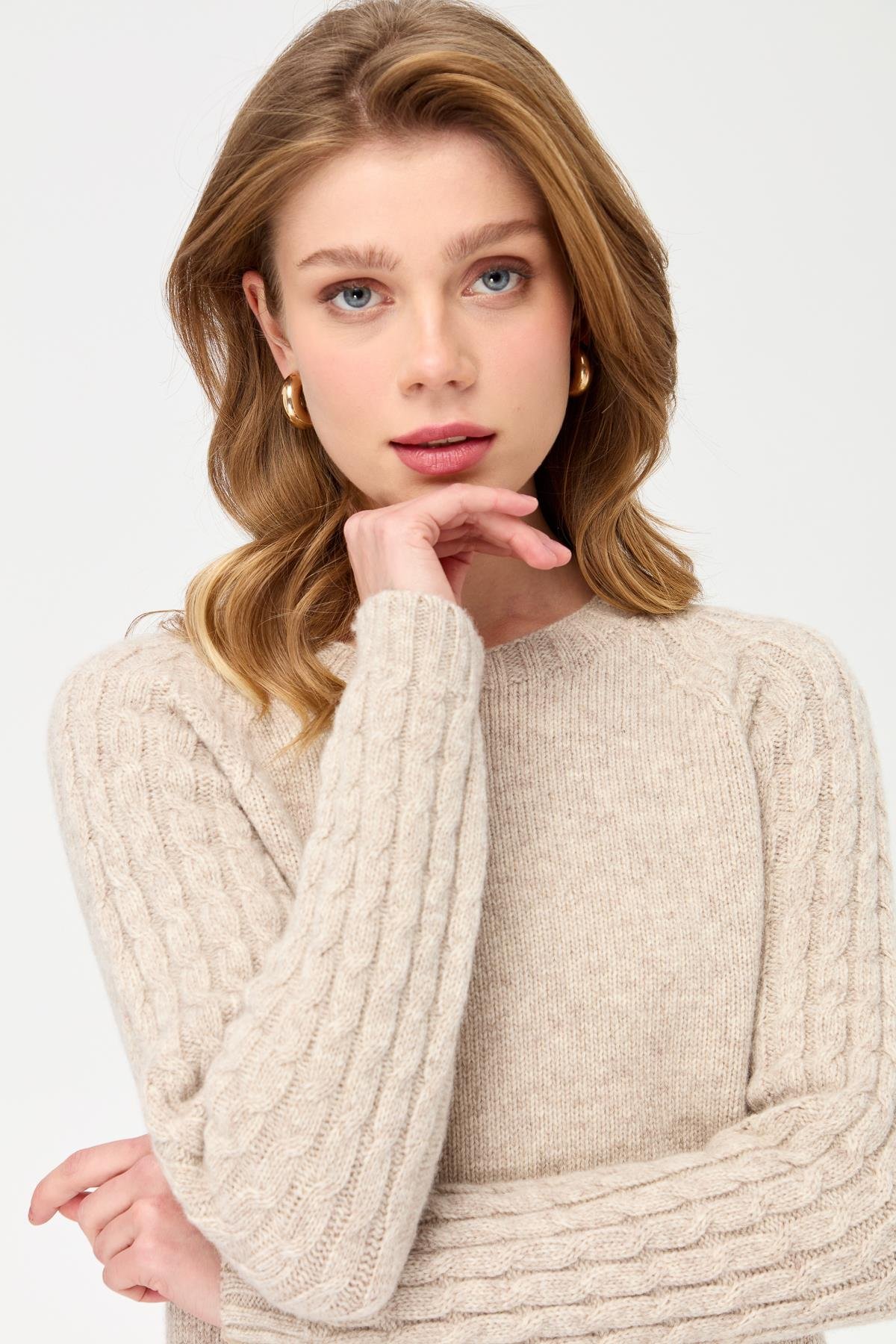 23201Kadın Sıfır Yaka Kolu Saç Örgü Yün Kazak V.Bej