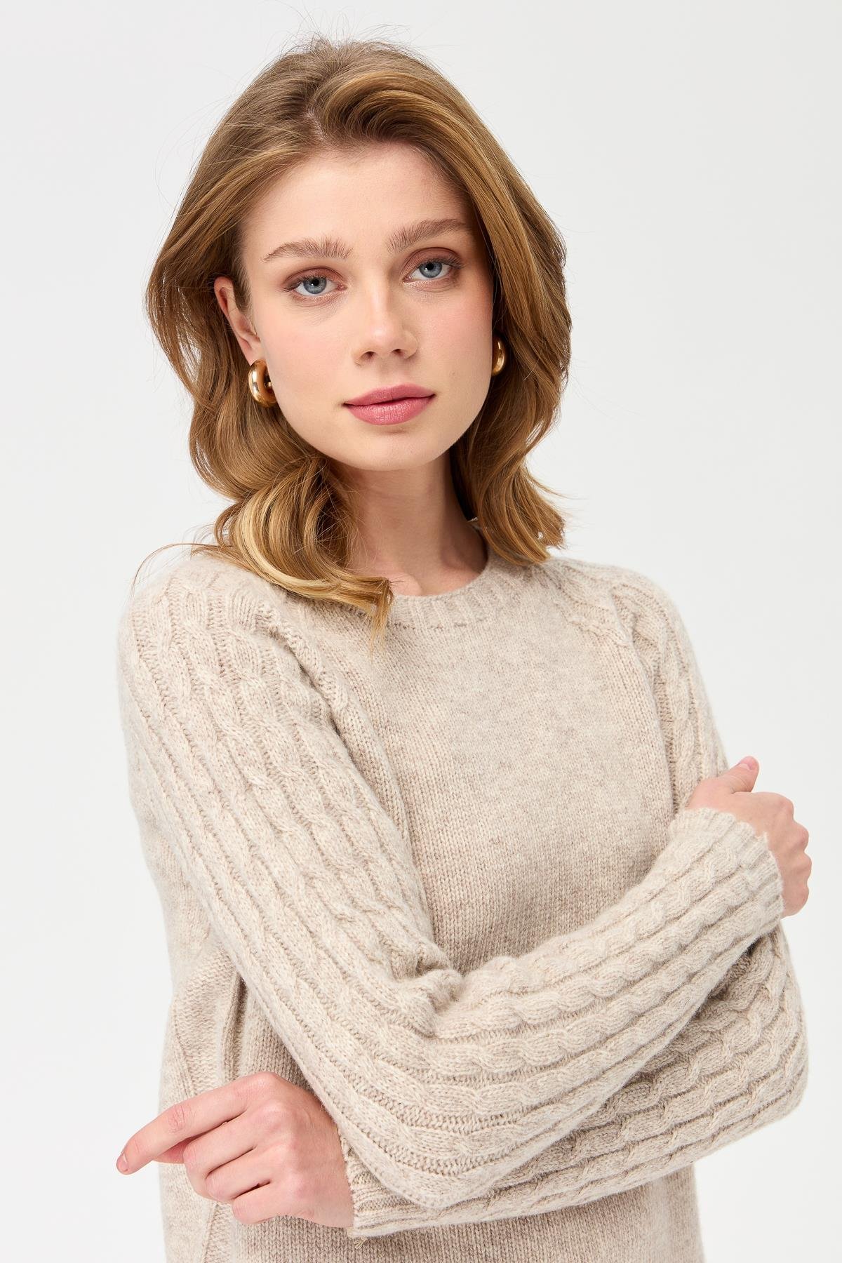 23201Kadın Sıfır Yaka Kolu Saç Örgü Yün Kazak V.Bej