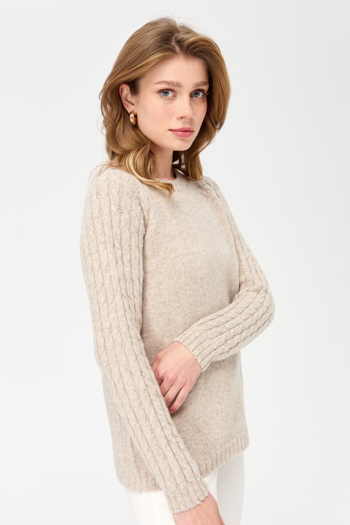 23201Kadın Sıfır Yaka Kolu Saç Örgü Yün Kazak V.Bej