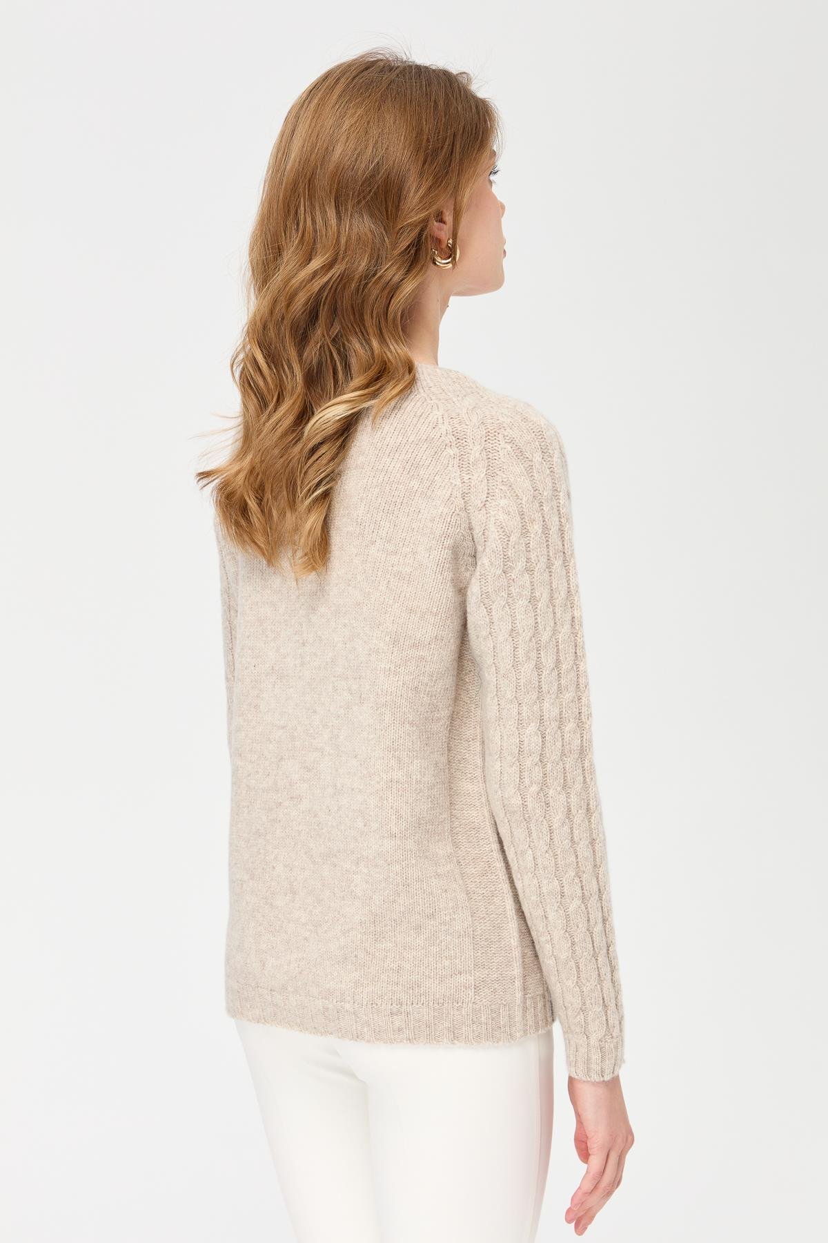 23201Kadın Sıfır Yaka Kolu Saç Örgü Yün Kazak V.Bej