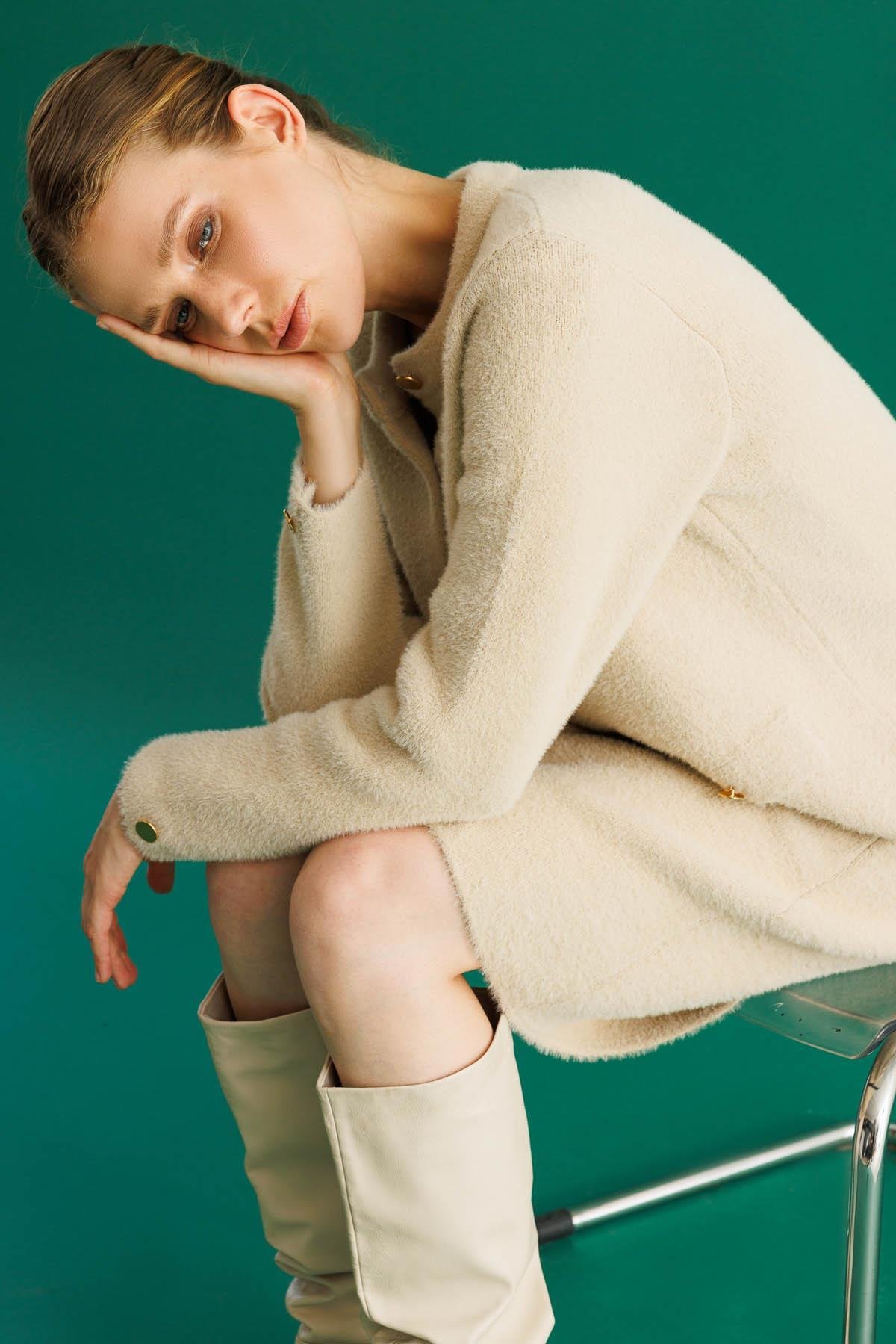 25006Kadın Sıfır Yaka Metal Düğmeli Afrodit Kısa Ceket Bej