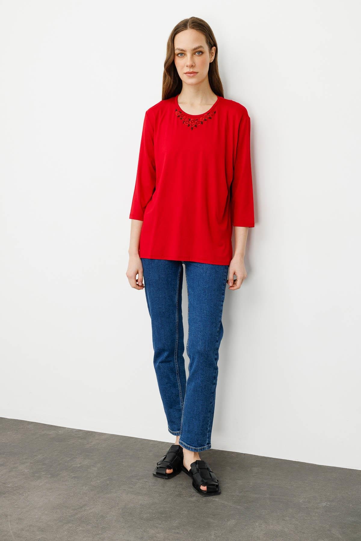 21723Kadın Sıfır Yaka Nakışlı Penye Bluz Kırmızı