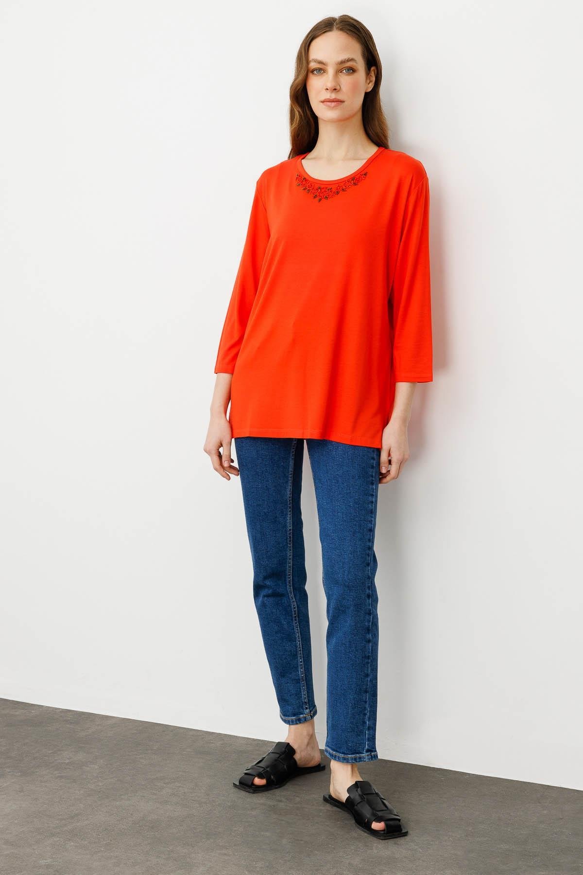 21723Kadın Sıfır Yaka Nakışlı Penye Bluz Mercan