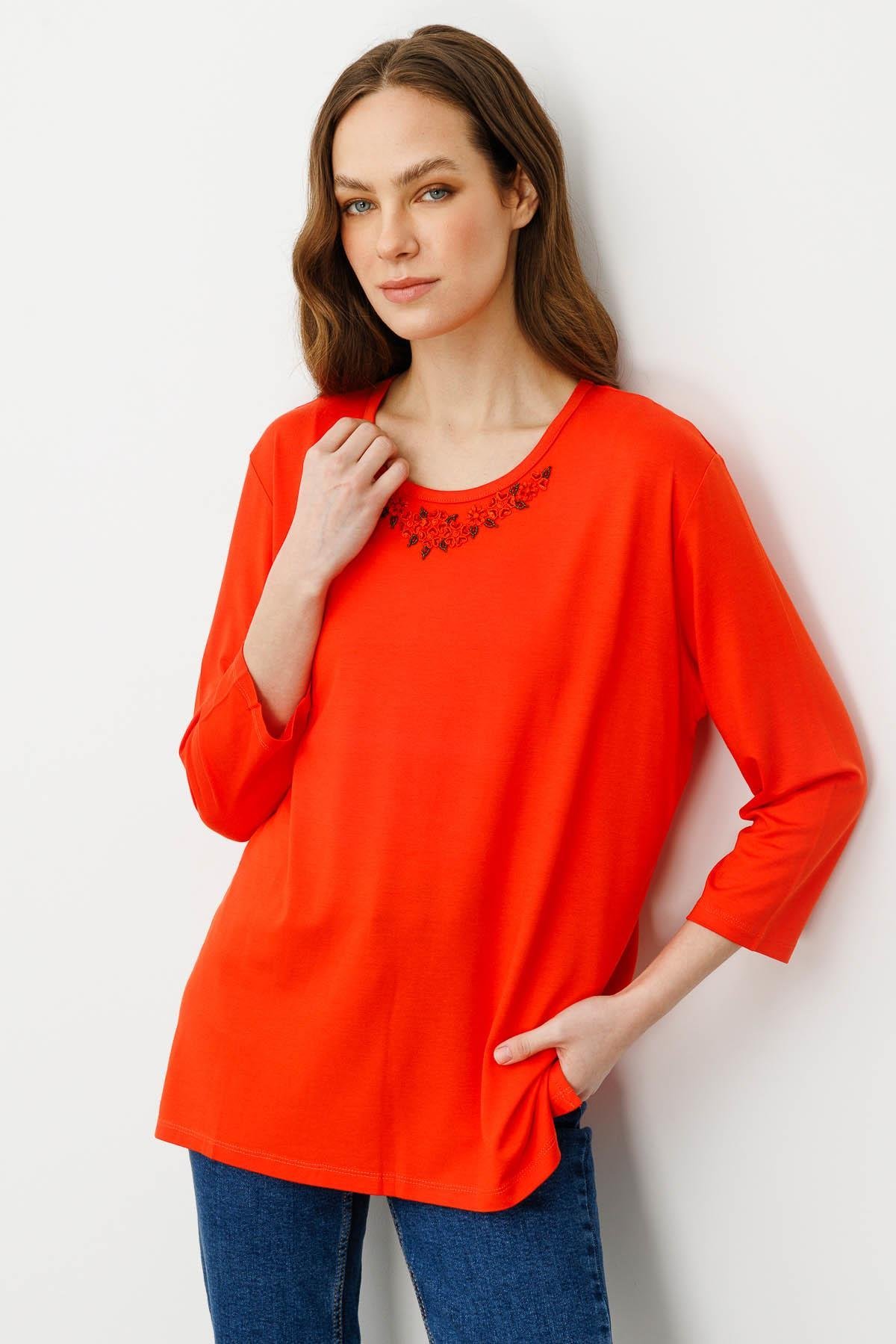 21723Kadın Sıfır Yaka Nakışlı Penye Bluz Mercan