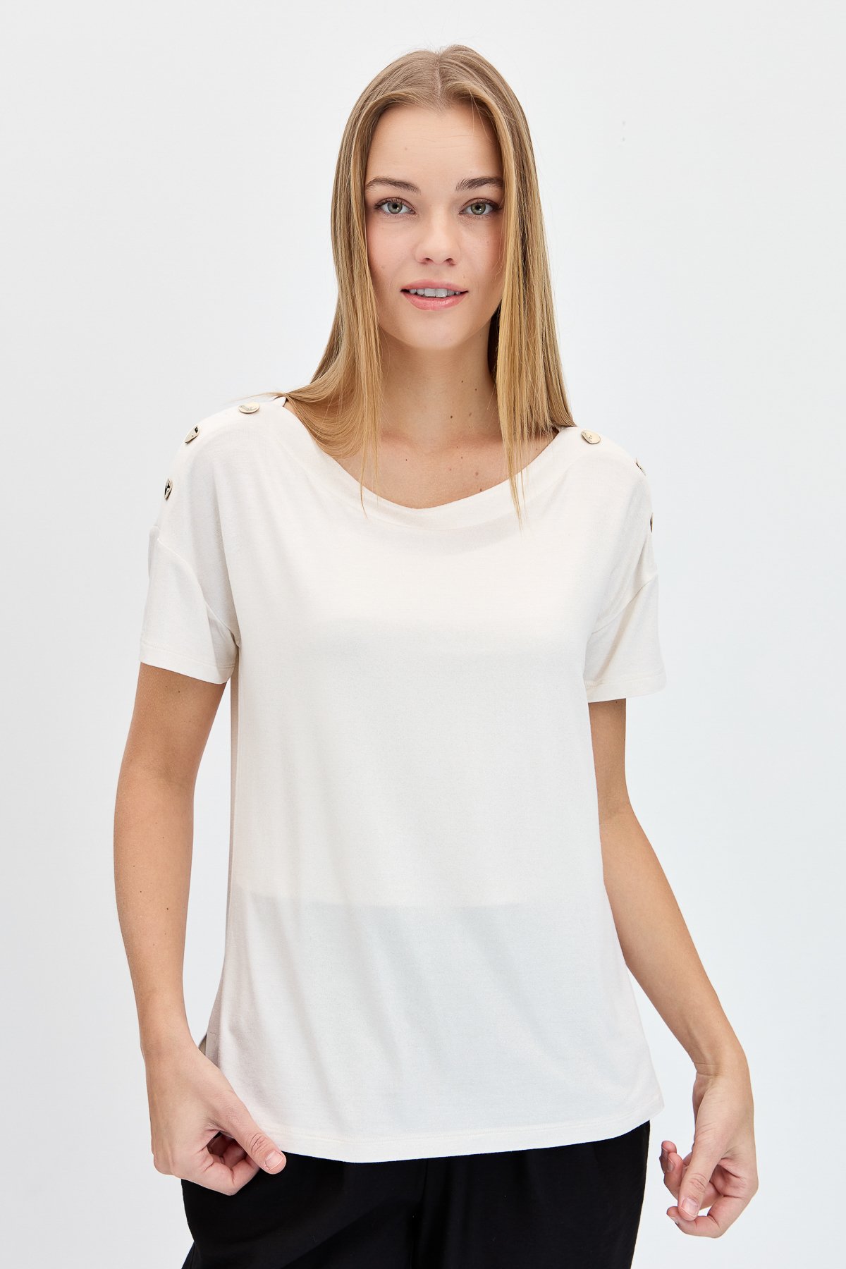 KMY24028Kadın Sıfır Yaka Omuzları Düğmeli Tshirt Ekru