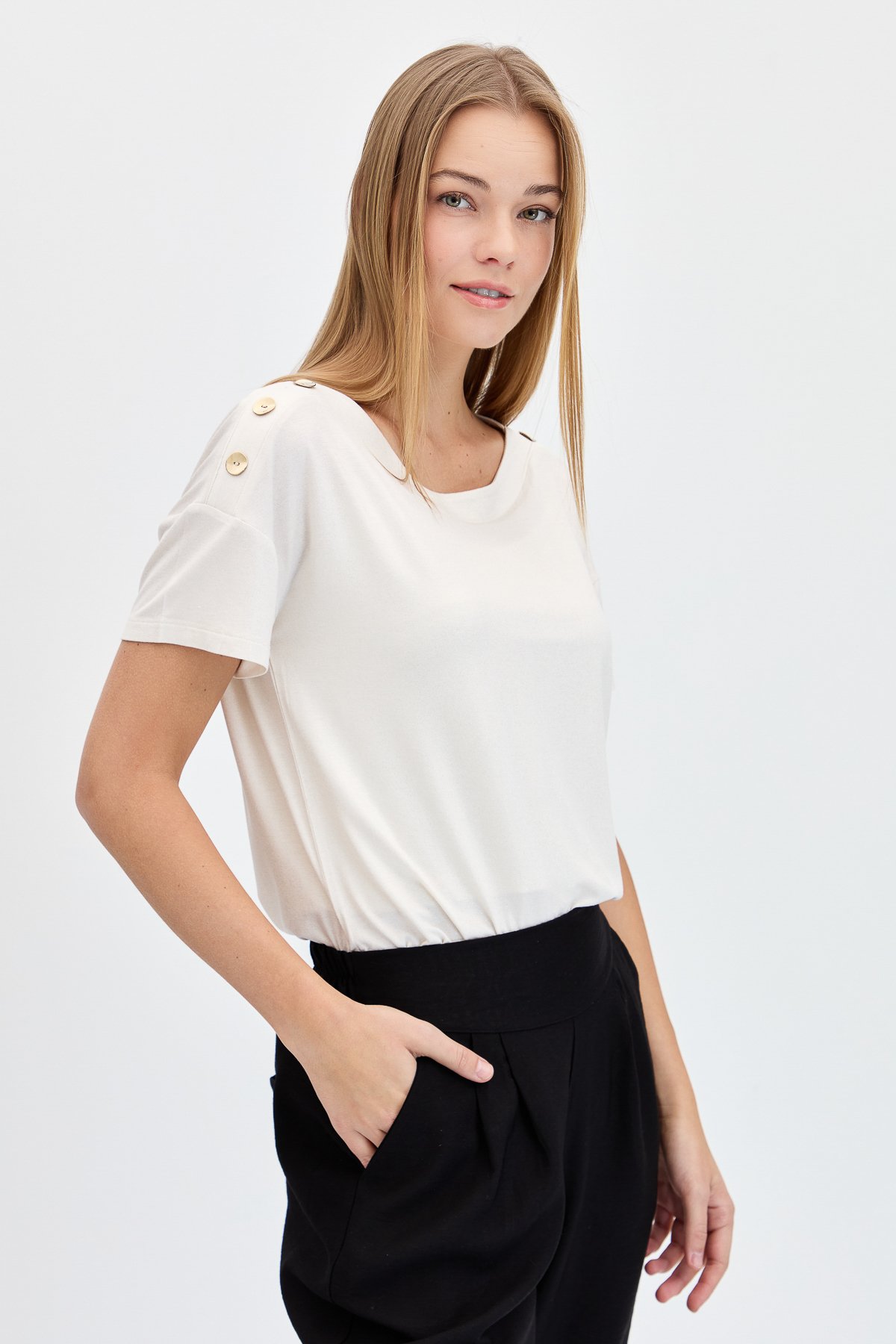 KMY24028Kadın Sıfır Yaka Omuzları Düğmeli Tshirt Ekru