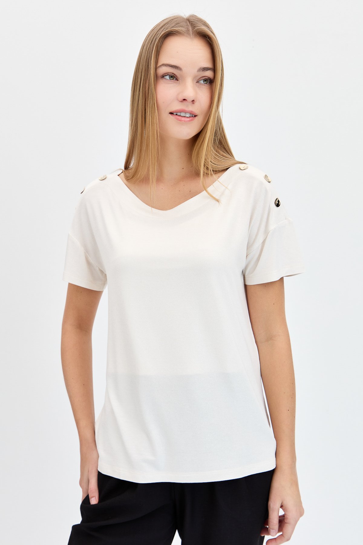 KMY24028Kadın Sıfır Yaka Omuzları Düğmeli Tshirt Ekru