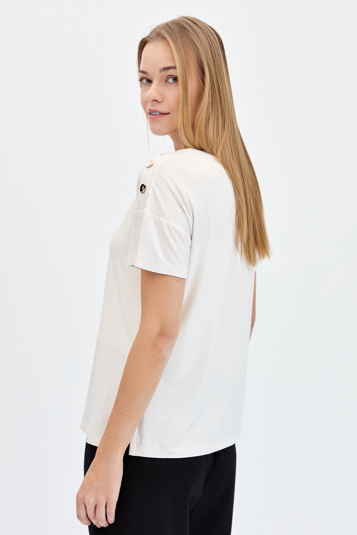 KMY24028Kadın Sıfır Yaka Omuzları Düğmeli Tshirt Ekru