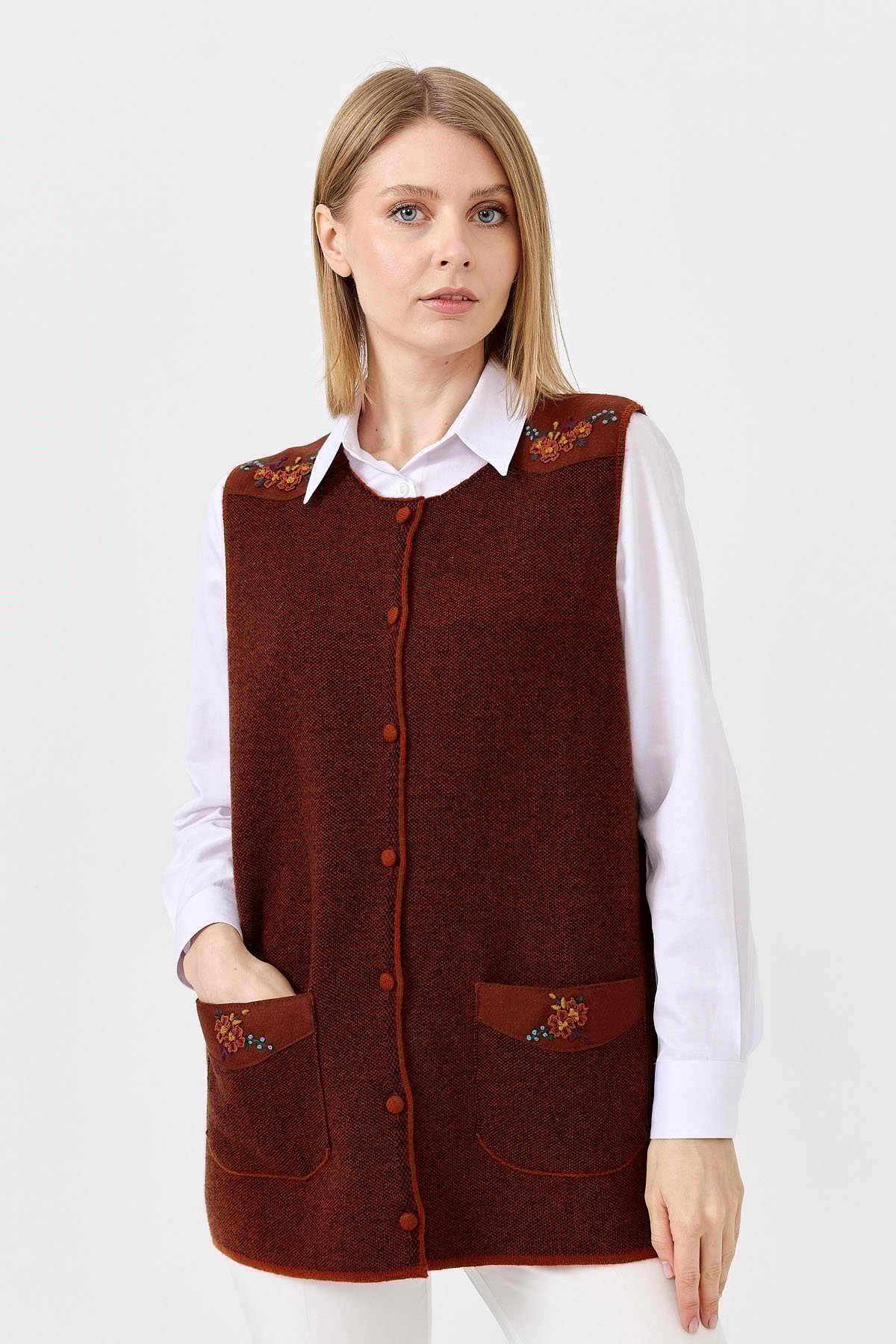 22113Kadın Sıfır Yaka Omuzu Cep Kapağı Keçeli İşlemeli Düğmeli Yün Yelek A.Taba