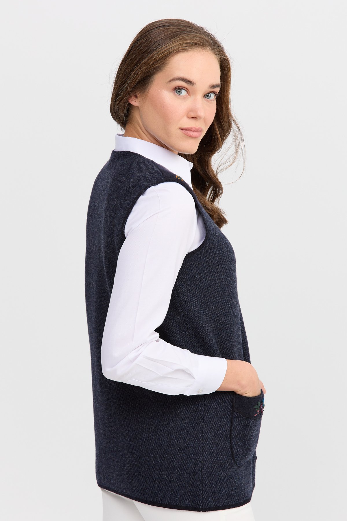 22113Женский жилет на пуговицах с круглым вырезом и карманом на плече с отделкой, темно синий