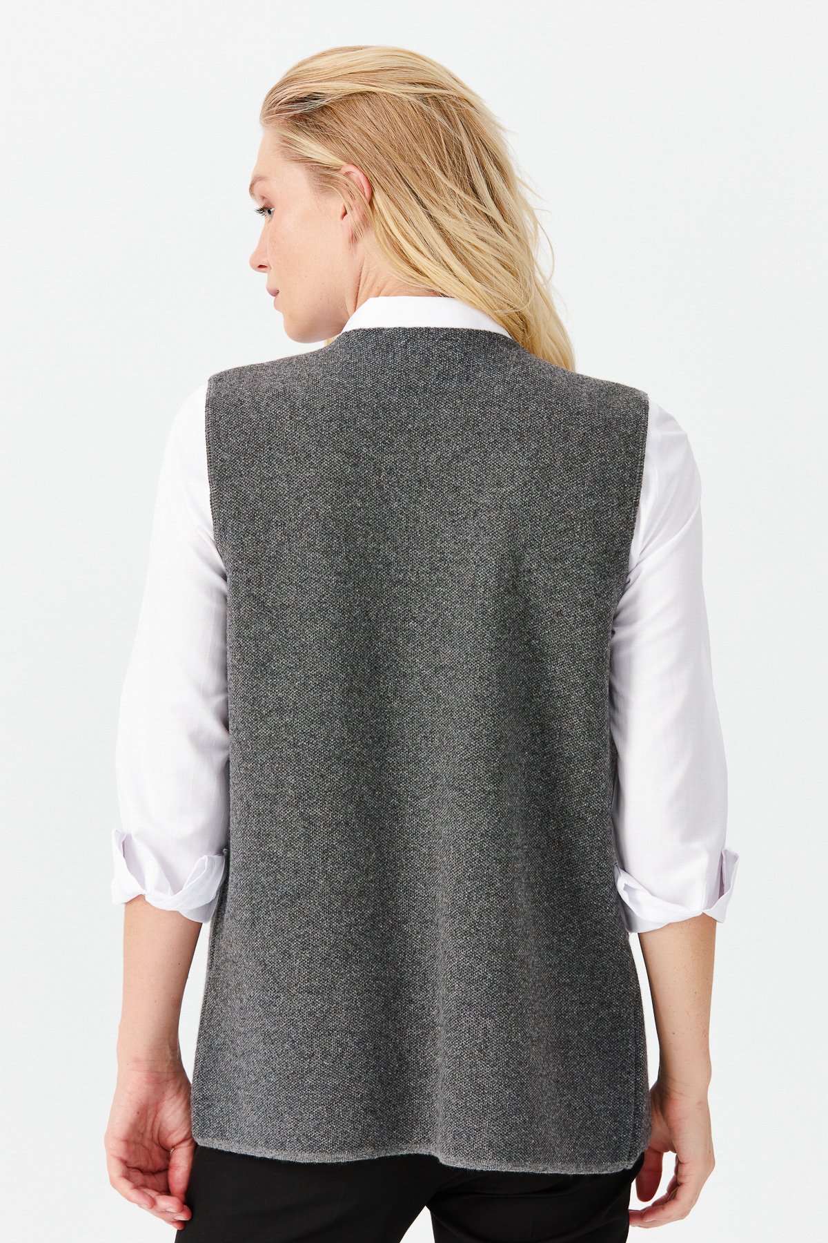 22113Женский жилет на пуговицах с круглым вырезом и карманом на плече с отделкой,  дымчатый