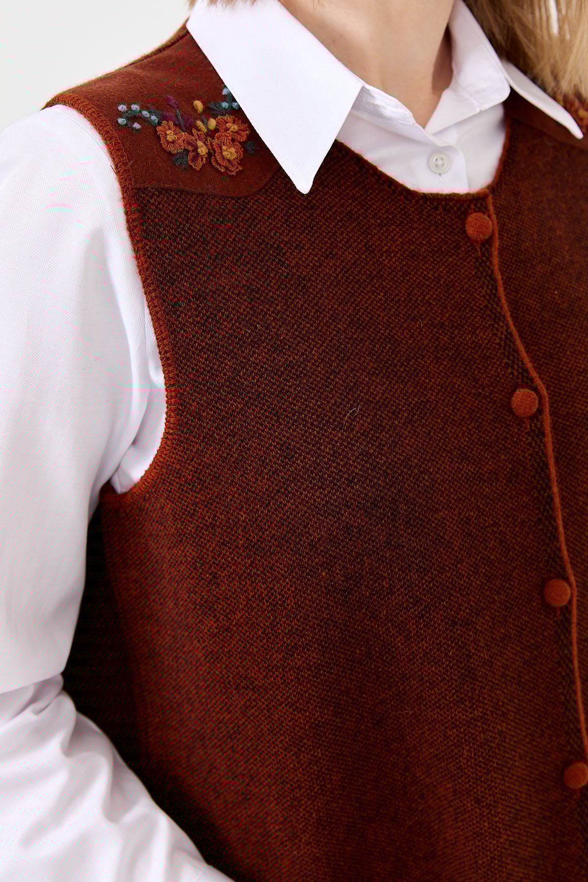 22113Kadın Sıfır Yaka Omuzu Cep Kapağı Keçeli İşlemeli Düğmeli Yün Yelek A.Taba