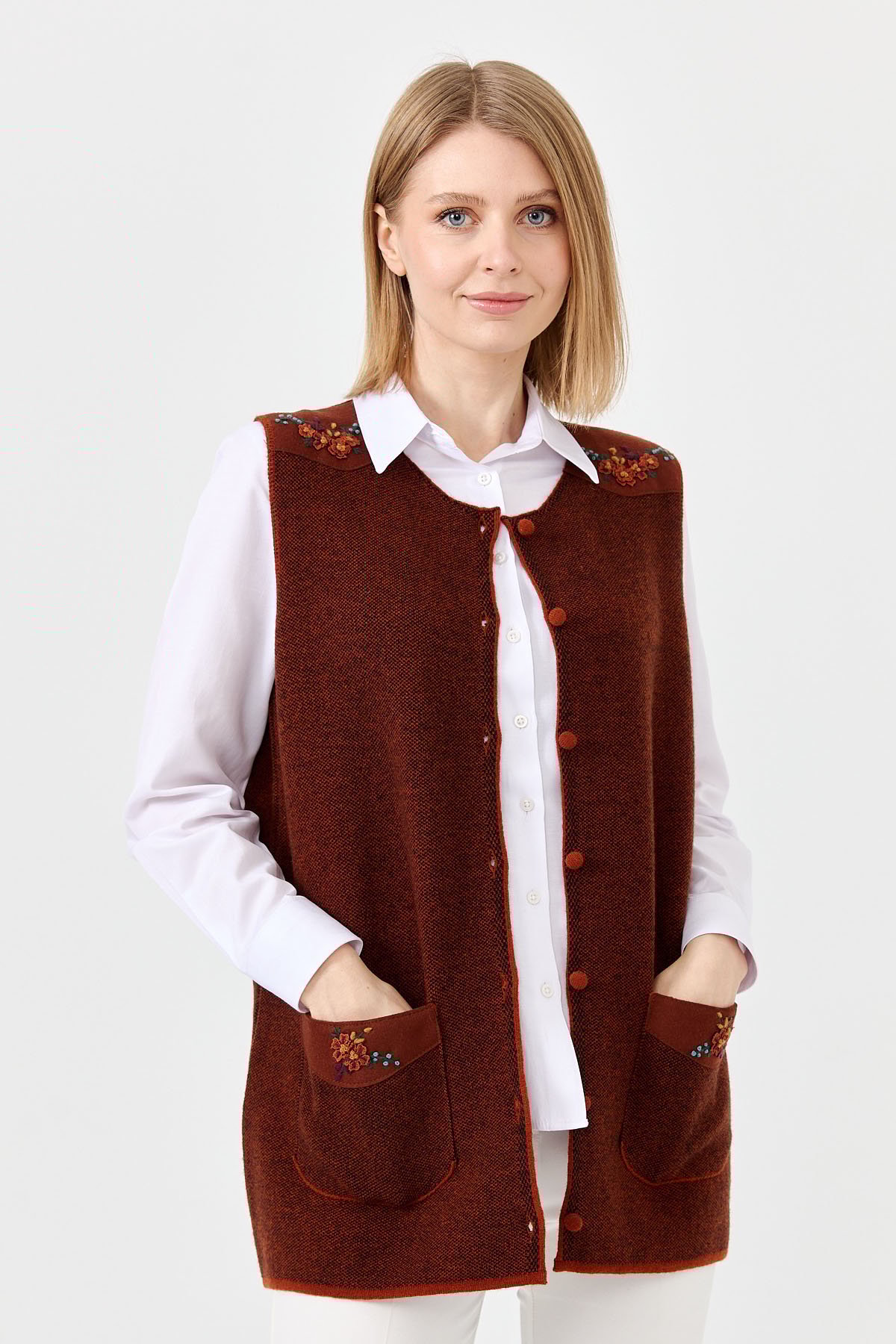 22113Kadın Sıfır Yaka Omuzu Cep Kapağı Keçeli İşlemeli Düğmeli Yün Yelek A.Taba