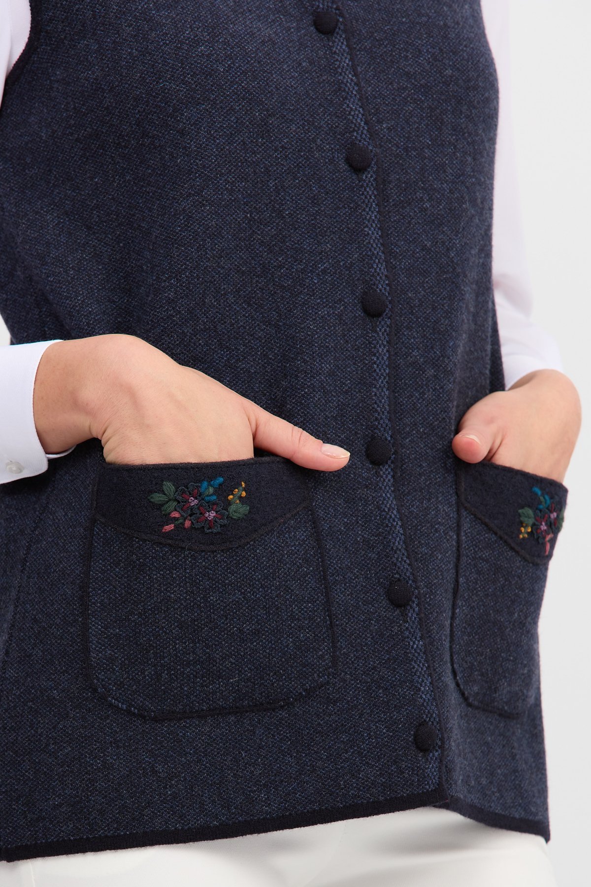 22113Женский жилет на пуговицах с круглым вырезом и карманом на плече с отделкой, темно синий