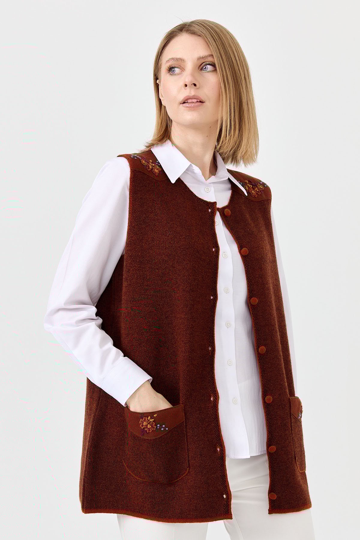 22113Kadın Sıfır Yaka Omuzu Cep Kapağı Keçeli İşlemeli Düğmeli Yün Yelek A.Taba