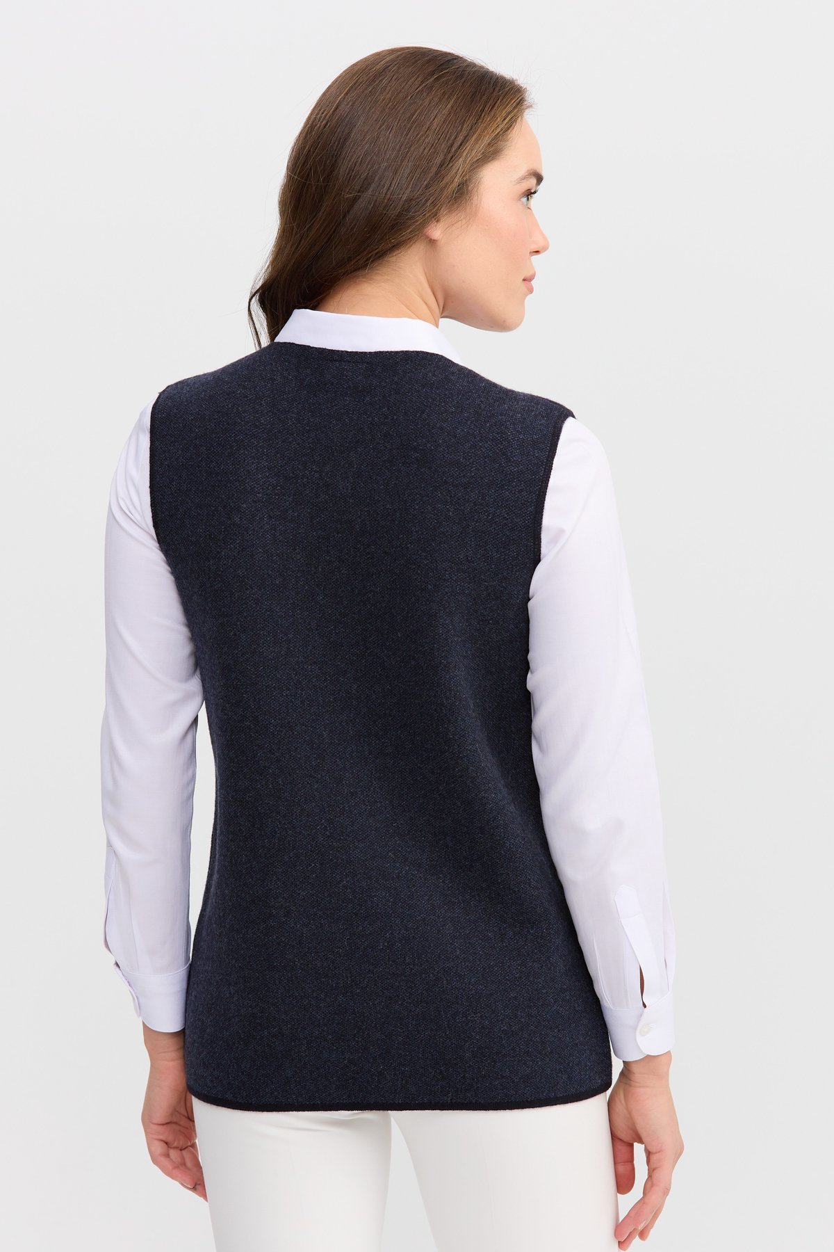 22113Женский жилет на пуговицах с круглым вырезом и карманом на плече с отделкой, темно синий