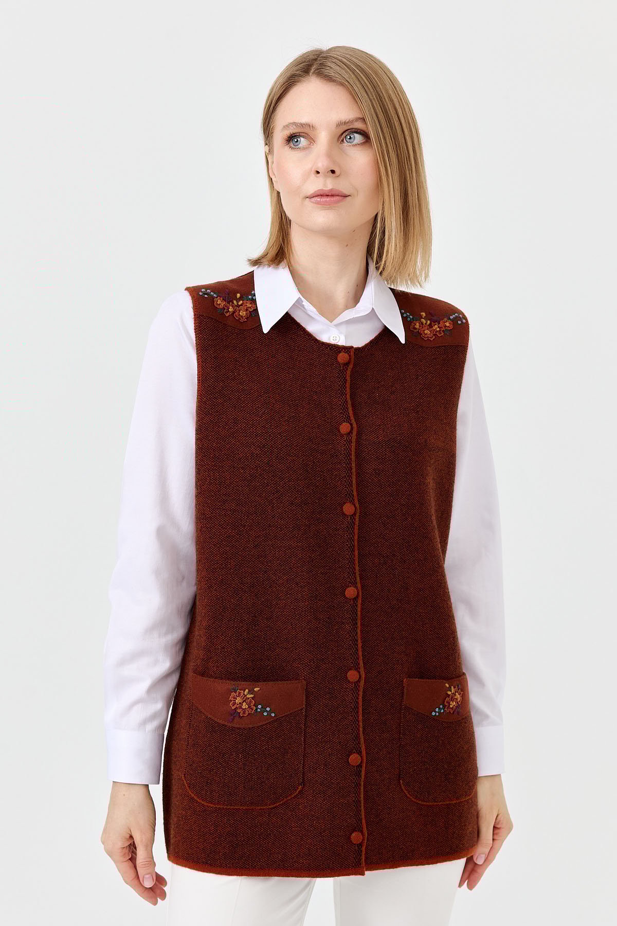 22113Kadın Sıfır Yaka Omuzu Cep Kapağı Keçeli İşlemeli Düğmeli Yün Yelek A.Taba