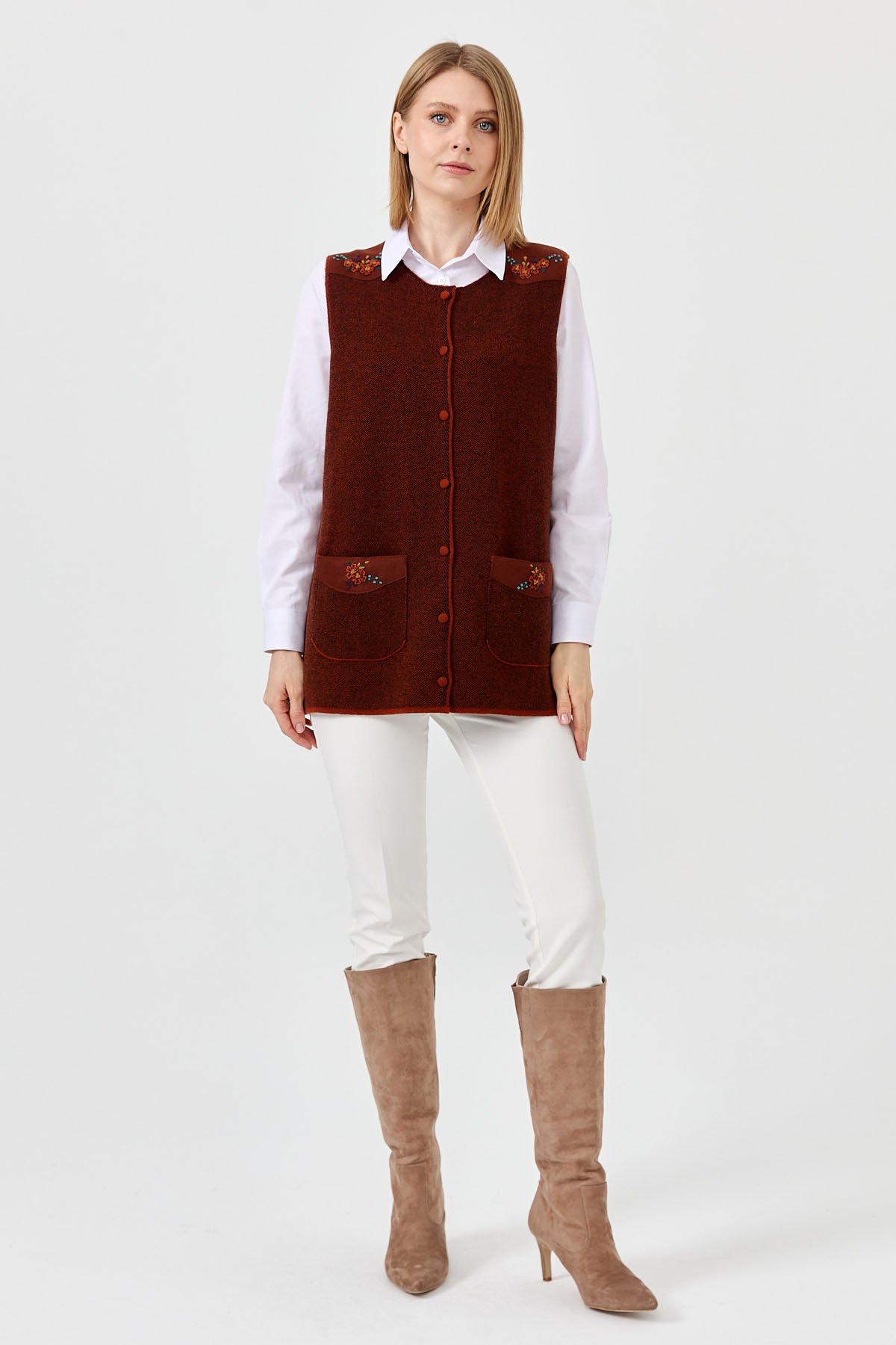 22113Kadın Sıfır Yaka Omuzu Cep Kapağı Keçeli İşlemeli Düğmeli Yün Yelek A.Taba