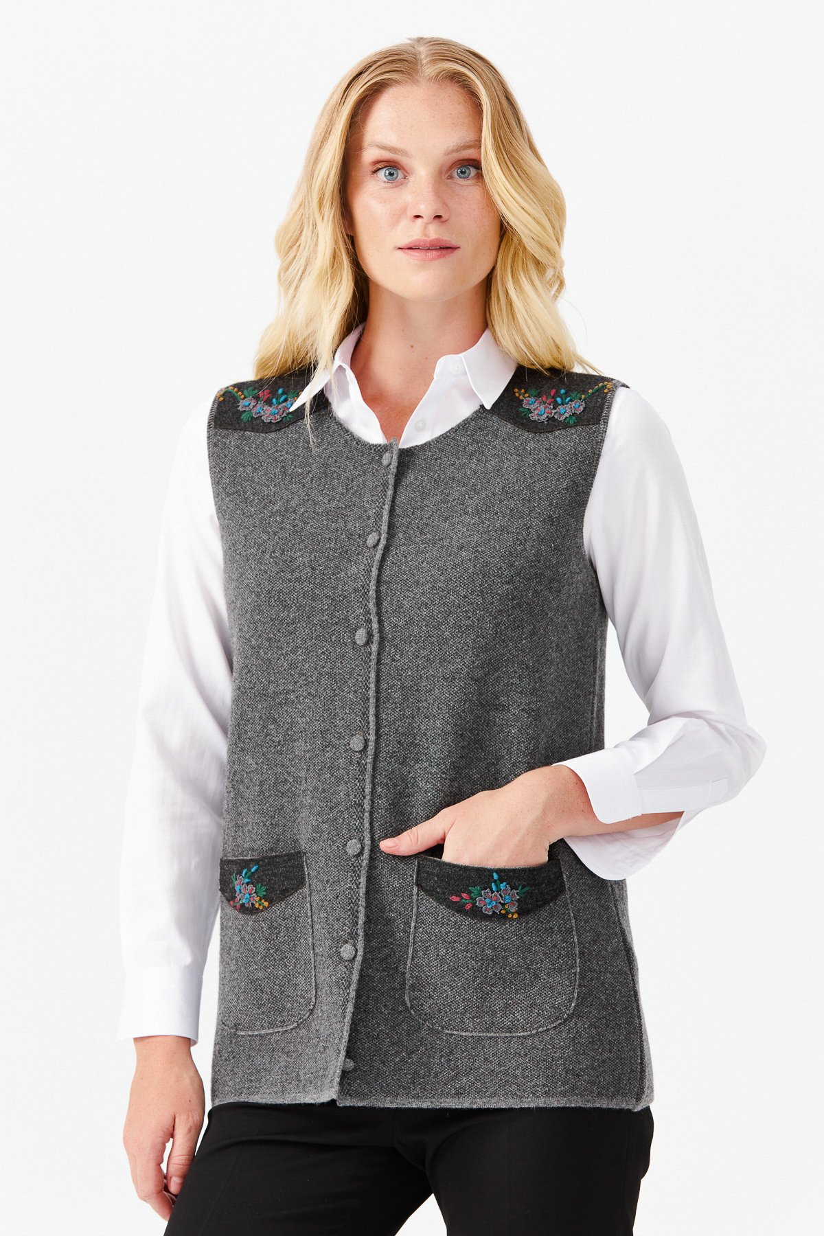 22113Женский жилет на пуговицах с круглым вырезом и карманом на плече с отделкой,  дымчатый