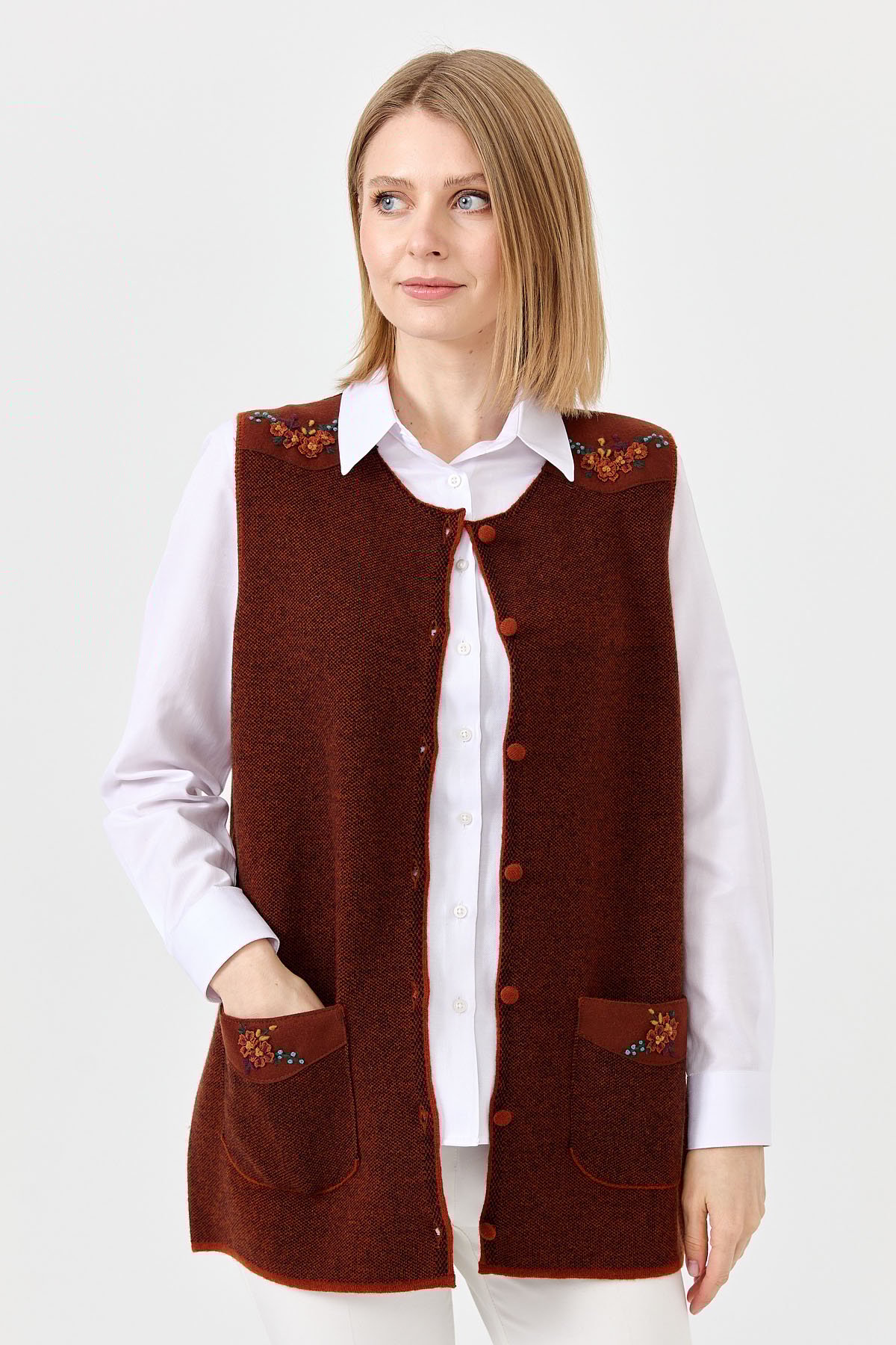 22113Kadın Sıfır Yaka Omuzu Cep Kapağı Keçeli İşlemeli Düğmeli Yün Yelek A.Taba