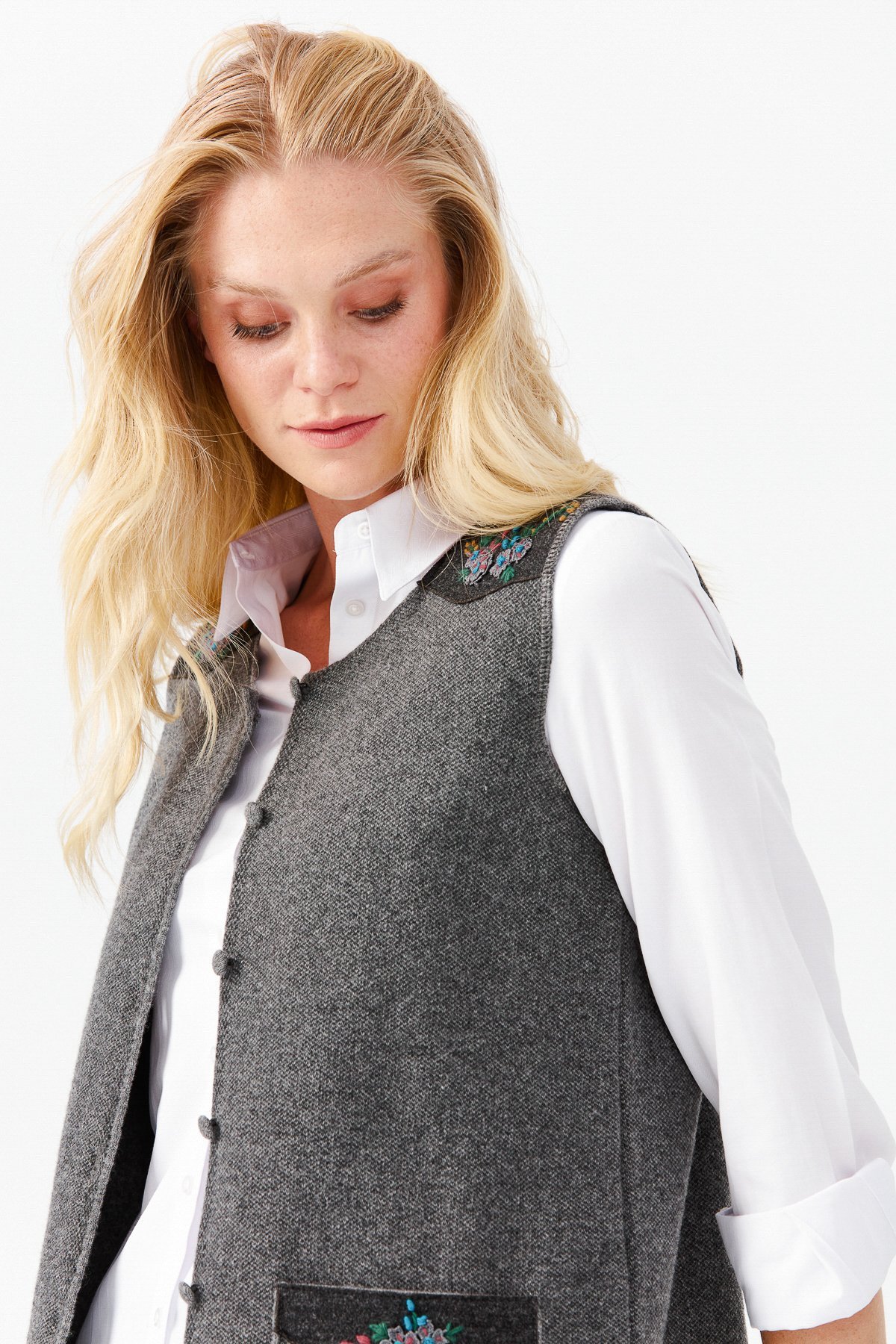 22113Женский жилет на пуговицах с круглым вырезом и карманом на плече с отделкой,  дымчатый