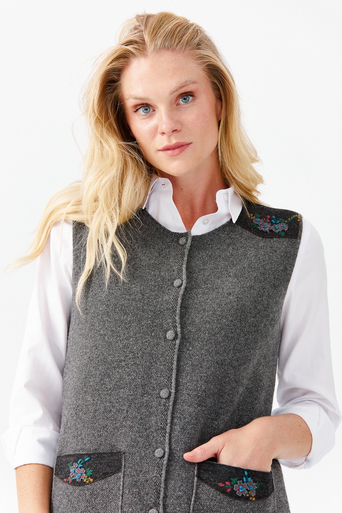 22113Женский жилет на пуговицах с круглым вырезом и карманом на плече с отделкой,  дымчатый